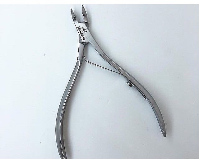 Esthelian Manikür et pensi. 5 mm ağız açıklığı , 10 cm uzunluk. Ergonomik tasarım. Paslanmaz çelik. Kapıda ödeme ile tüm Türkiye’ye gönderim mevcuttur. Detaylı bilgi be sipariş için whatsapp 05434328343 #proteztırnak #manikür #pedikür #etpensi #esthelian #oje #ojesizgezmeyenlerkulübü #istanbul #ayakbakımı #elbakımı #güzellik #estetisyen #kuaför #manikürmalzemeleri #keşfetteyiz