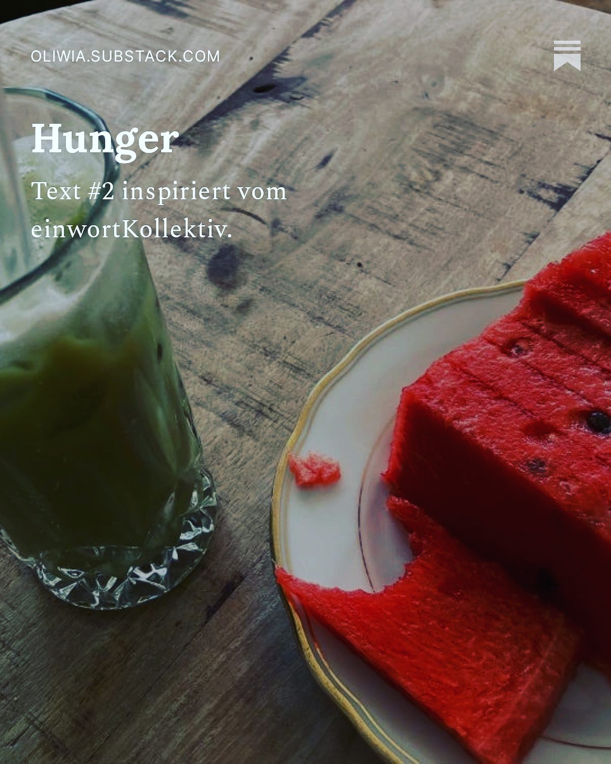 oliwia's notatka numer 11.
Hunger - Text #2 inspiriert vom einwortKollektiv.
In oliwia's notatka geht es um ein Interview, welches mich seit der Pubertät begleitet und um meine polnische Zunge, die bestimmes Essen in Emotionen und Identitäten verwandelt. 💜
Disclaimer / Contentnote: Es geht um Essen, Nichts essen, Körper- und Schönheitsnormen, um meine Kindheit / Jugend in den 90er und 2000ern.
"... Bei Hunger denke ich an Essen. Bei Hunger denke ich an Körper.
Ich denke sofort an Bücher: An Hunger - Die Geschichte meines Körpers von Roxane Gay @roxanegay74 und My Body is a book of rules von Elissa Washuta @elissawashuta, welches ich gerade (u.a.) lese und auch an den Roman Hunger von Raven Leilani @raven_leilani. Ich bemerke, dass der Roman gar nicht Hunger, sondern Hitze heißt. Trotzdem ist mir nach dem Lesen Hunger im Gedächtnis geblieben. ...
Ich schleppe mich zu einem Arbeitstreffen, es geht mir nicht gut. Ich fühle mich abgeschnitten vom Rest der Welt. Fühle mich zu langsam, zu dünnhäutig und müde.
Mein*e Freund*in T bringt mir einen selbstgemachten chłodnik mit, eine polnische Kaltschale, die ich so nie in meinem Polen gegessen habe, wir ihn nie so gekocht haben. Aber die Zutaten schmecken sehr nach Zuhause. Eine Mischung aus Gurken, roter Beete und Radieschen. Mit Dill und Petersilie und einer veganen Buttermilch, aus Sojajoghurt und Zitrone abgeschmeckt. T kocht das Rezept und denkt an mich, schickt mir ein Foto von einer lila-blass-rosafarbenen Suppe und schreibt darunter: Habe an dich gedacht.
Wir treffen uns in einem Kaffee und T hat die Kaltschale für mich dabei, zwei Löffel und zwei Schüsseln:
Ich habe dir einen KLODNIK (palatalisierte russische Aussprache) mitgebracht.
Ich lache über die Aussprache - ich wusste nicht, dass T online jetzt Russisch lernt.
Die Kaltschale ist köstlich und schmeckt so gar nicht nach meiner Familie. ... "
-> Mehr auf substack ;)
Link in Story & Bio! 🍉🍵📚
#einwortkollektiv #substack #oliwiasnotatka #schreiben #lesen #hunger #zunge #dill #rotebeete #katewinslet #körpernormen #feministischschreiben