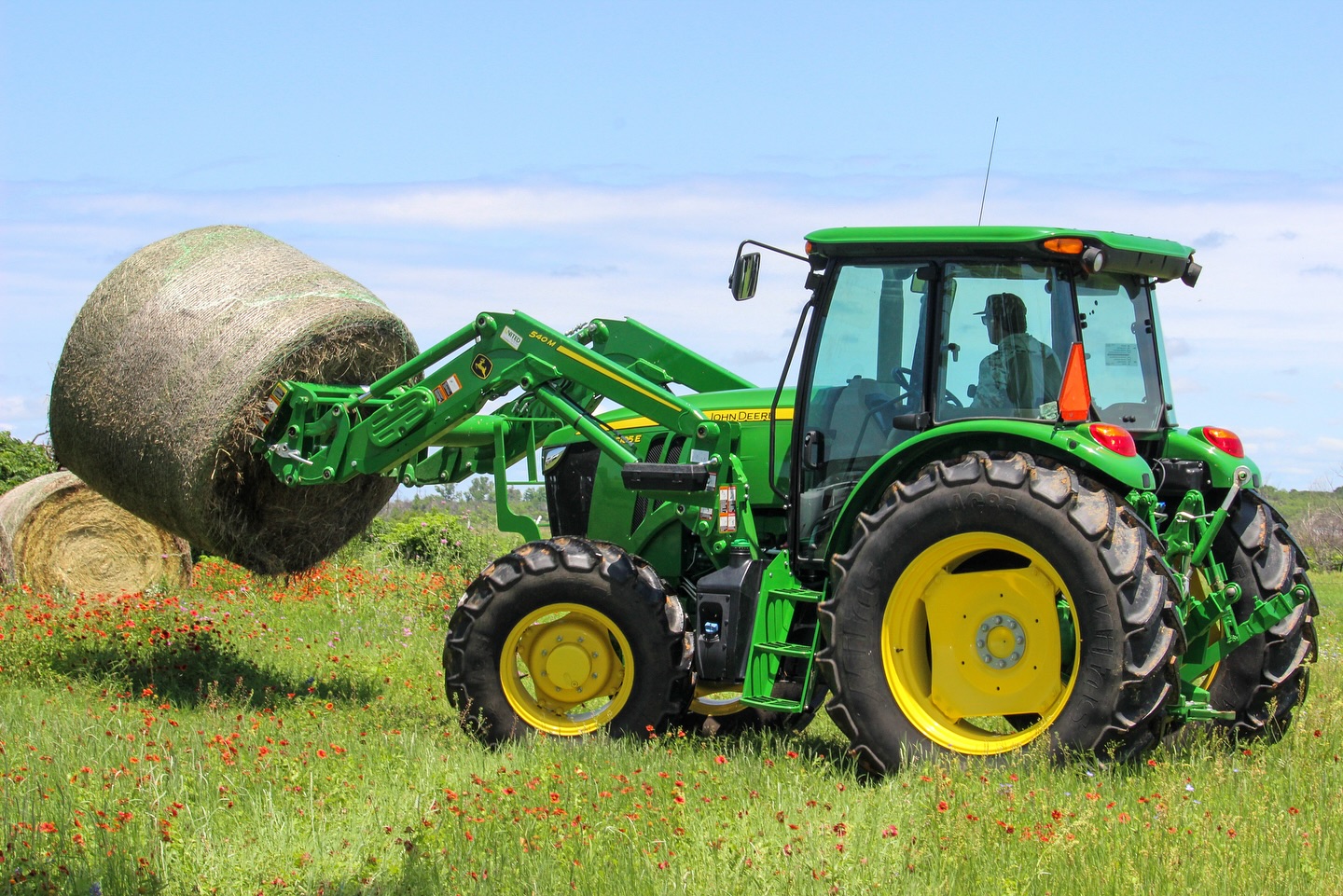 We spent our Sunday unloading the rest of our hay from the field! Feeling grateful for all of the hard work and eagerly awaiting our first cutting this year! Here’s to the journey ahead 🚜🌾