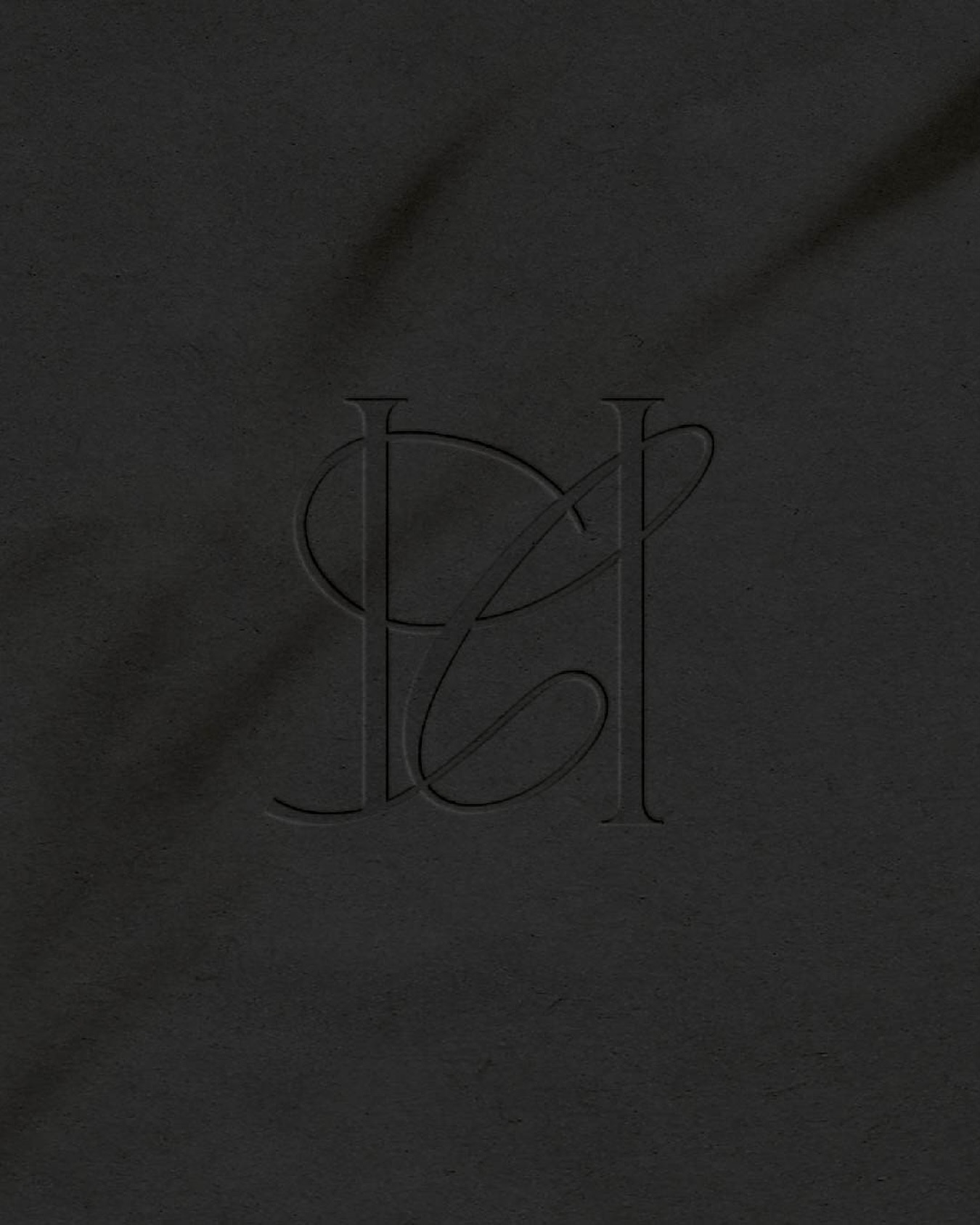 2/3 HANNAH COOPER PHOTOGRAPHY: Specialising in capturing moments filled with raw emotion and intimate connection. Hannah has a talent for preserving life’s most fleeting memories, creating images that provoke feeling.
Designer: @elizabethdukedesign
Client: @hannahcooperphotography