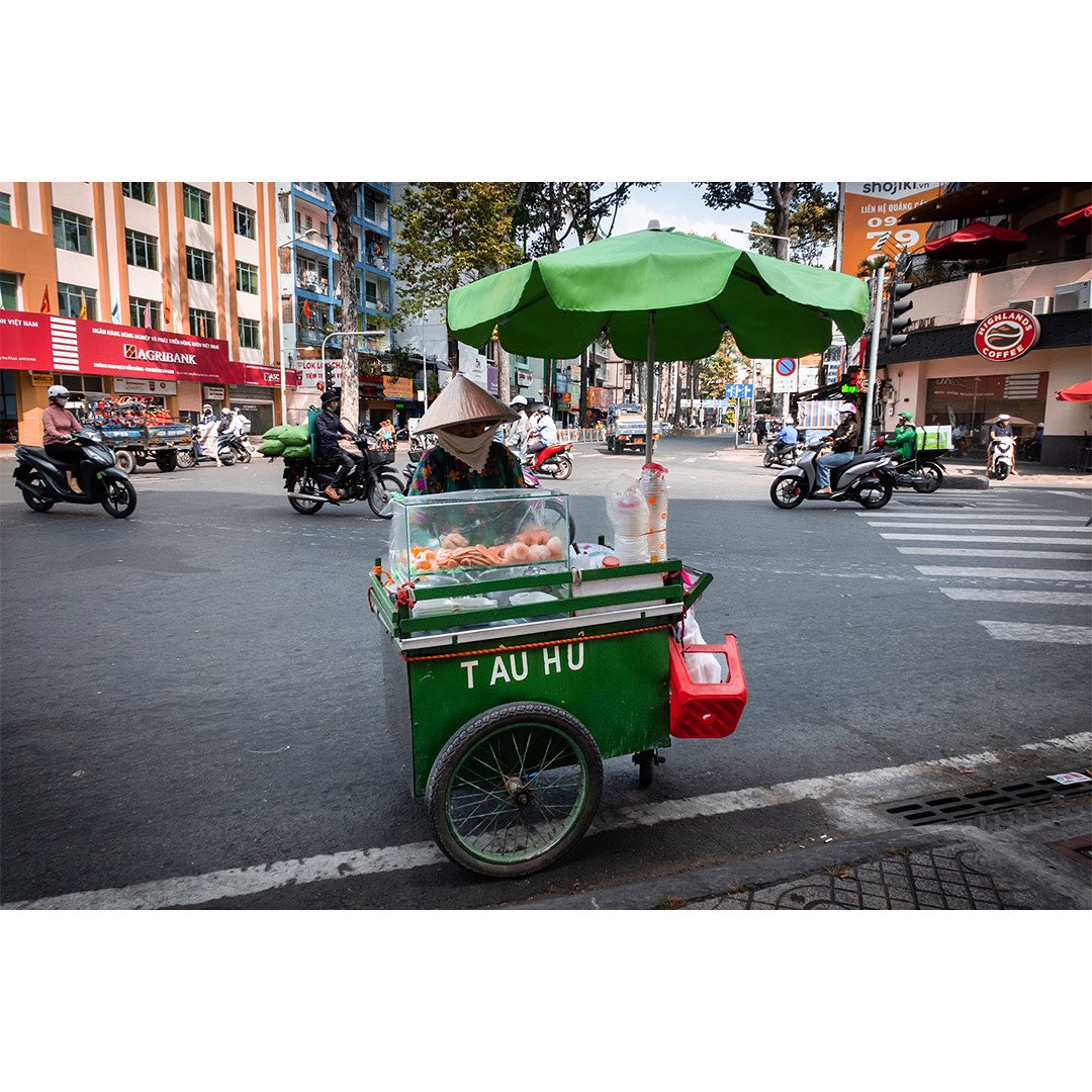 Busy intersection food stall - Saigon, Dec 2023.
.
.
.
.
#hochiminh #hochimincity #hochiminhstreets #travelvietnam #explorevietnam #vietnam2023 #streetphotography #streetshotz #streetphotos #travelgram #streetleaks #streetphotographers #thisishochiminh #hochimincity🇻🇳 #saigon #thisissaigon #exploresaigon #saigonstreets #hochiminhammock #saigoncity #saigonstyle #saigonstreet #streetshared #foodstall #foodstalls #foodstallsaigon