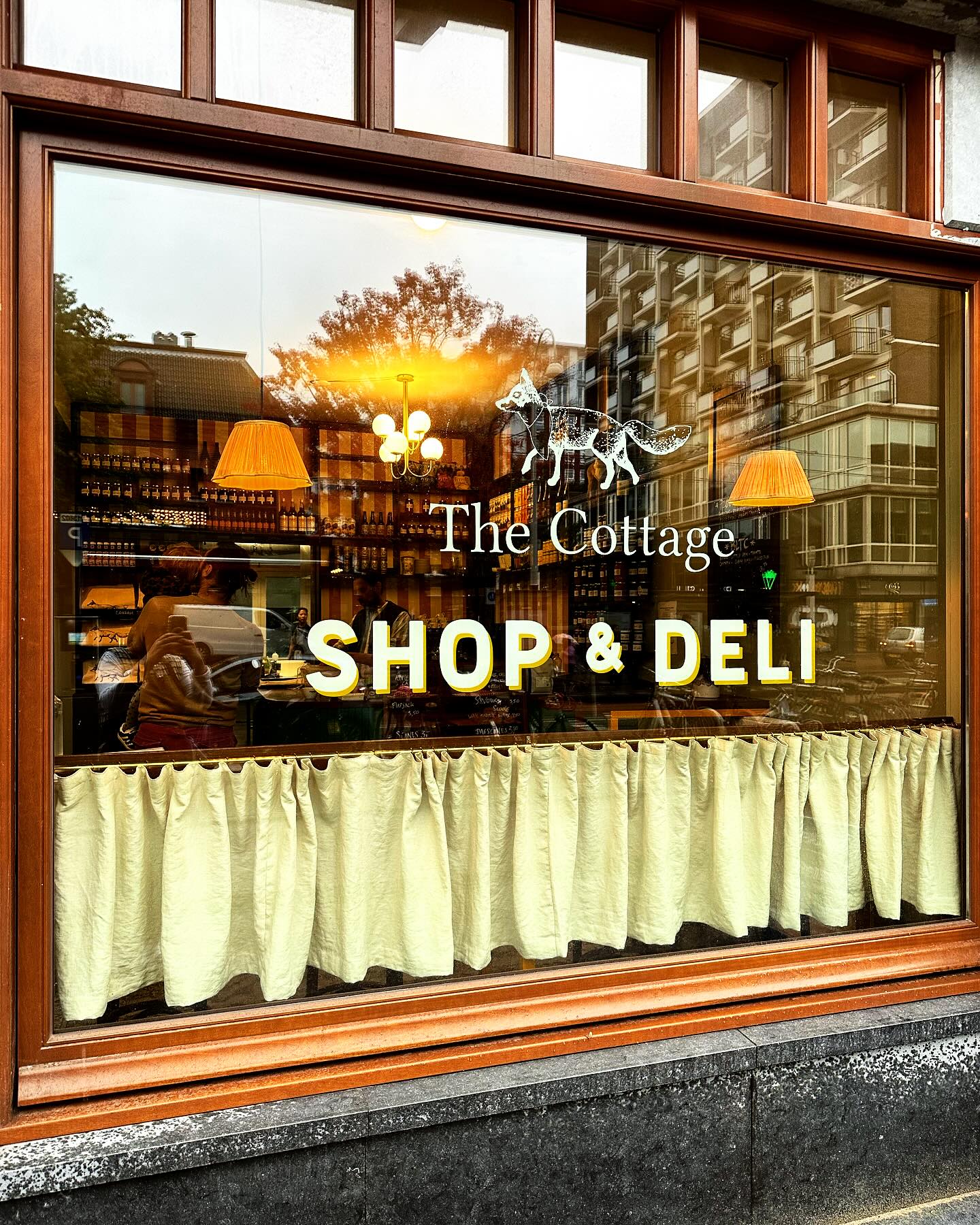 Those long and boring Tuesdays without Cottage scones, sandwiches & coffees are gone! From today on our Shop & Deli will be open every Tuesday from 10 till 6pm(today till 5pm)! Also some indoor seats to warm up and relax🦊☀️❄️💛
Just down the road at Linnaeusstraat 76