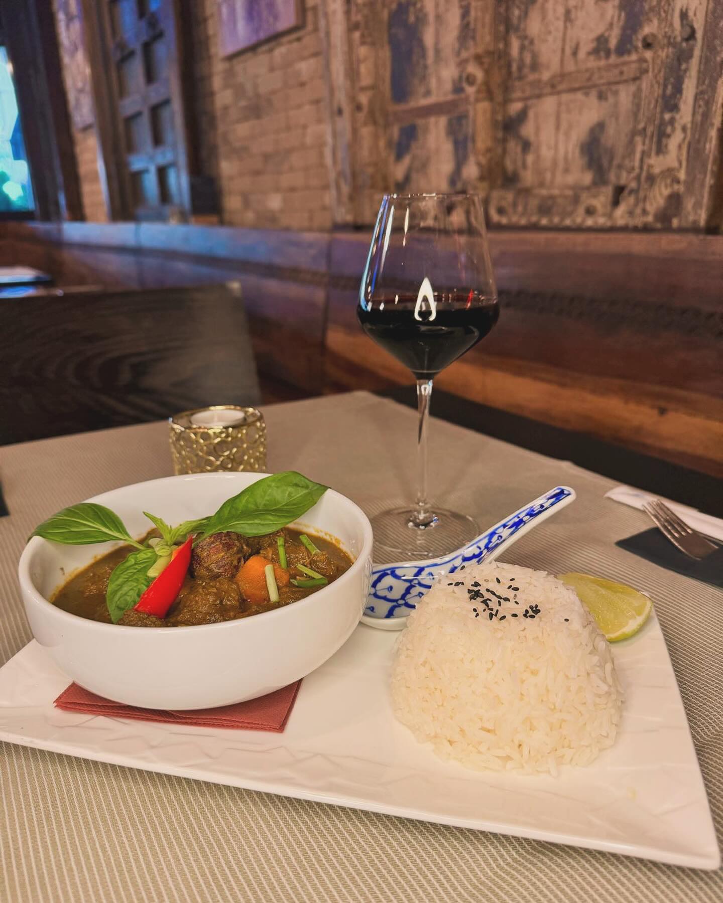 Venez déguster notre menu du jour à 19,50 € ! Ce mercredi, c’était mijoté de bœuf aux châtaignes, parfumé de délicieuses saveurs asiatiques. Un vrai régal ! 🍲✨