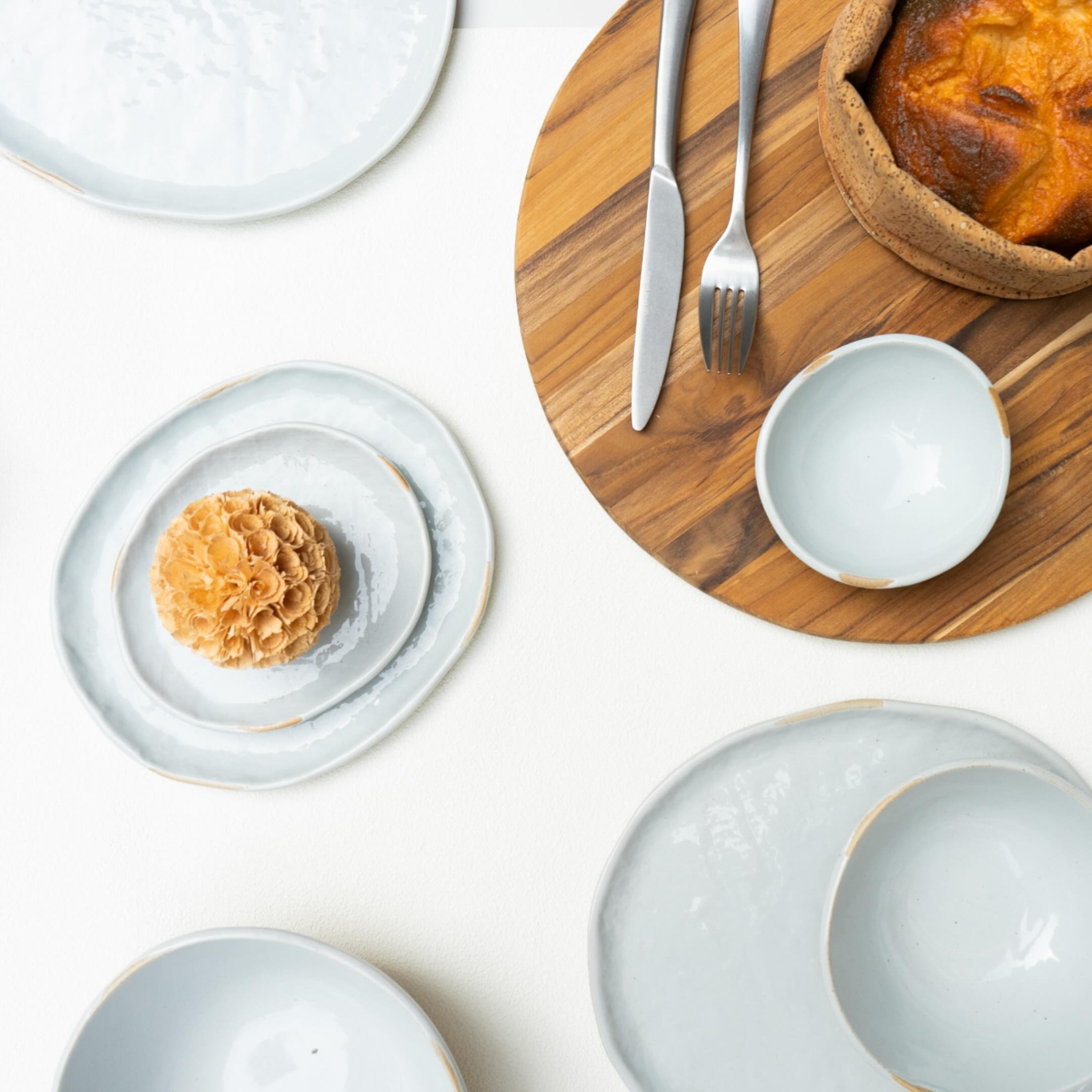 Spice up your dining experience with Craftstone’s fabulous dinnerware collection. Our uniquely shaped pieces are here to bring a dash of personality to your table. Whether you’re hosting a casual gathering or a special occasion, Craftstone’s dinnerware will add a touch of charm and a whole lot of fun to your dish!
#plates #bowls #dinnerware #tableware #craftstone #ceramicplate #porcelain #plating #tablescape #tablsetting #donbellini #interior #kitchen #modernceramics #whitetableware #platesforchefs