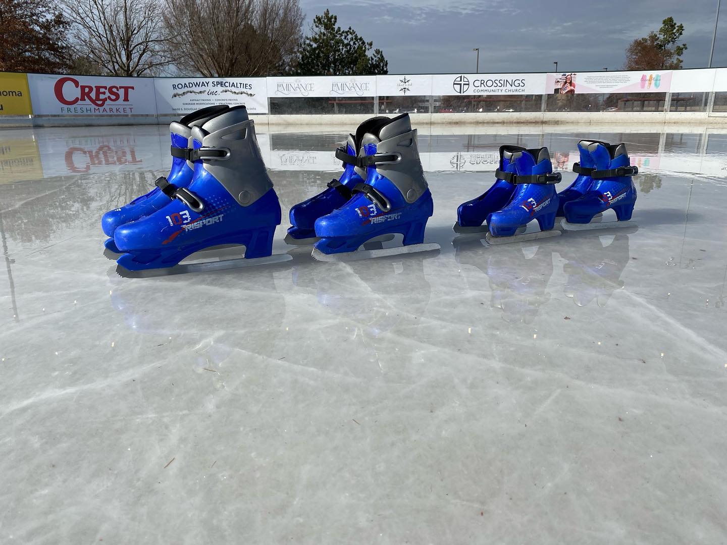 Skates for the whole family! Extended holiday hours begin next Thursday, December 21st– 12 pm to 10 pm daily! ❄️ Skating today from 3 pm 😊