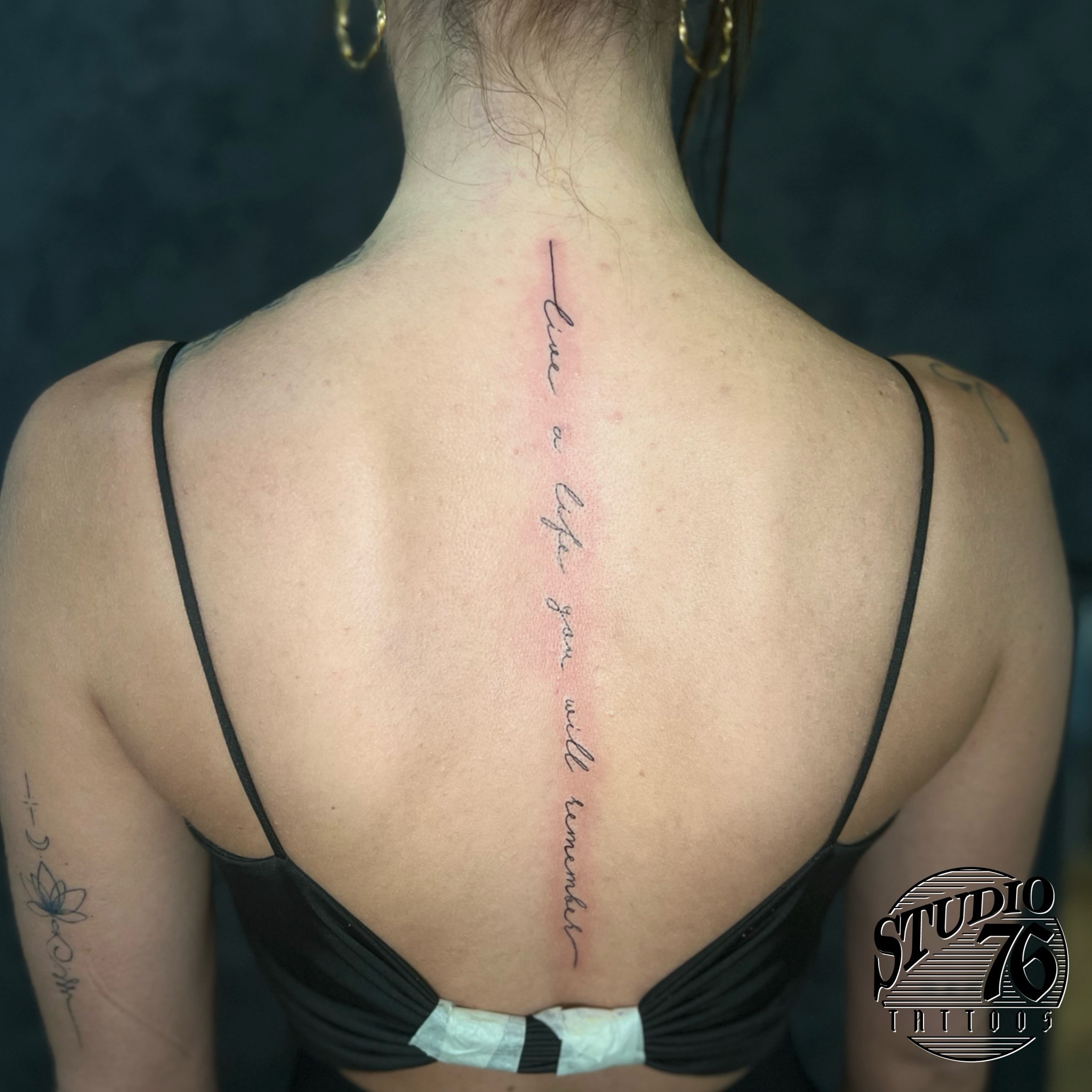 Es heißt, Bilder sagen mehr als tausend Worte. Wie ist es bei einem „Bild“ aus Worten?
#schriftzugtattoo
.
Gestochen von @mano.tattooing
.
Für Termine
📍 Biefangstraße 106
46149 Oberhausen
📞 0208/41 19 26 76
WhatsApp: 0208/41 19 26 76
✉️ studio76tattoos@gmail.com
Oder direkt hier 😉
.
.