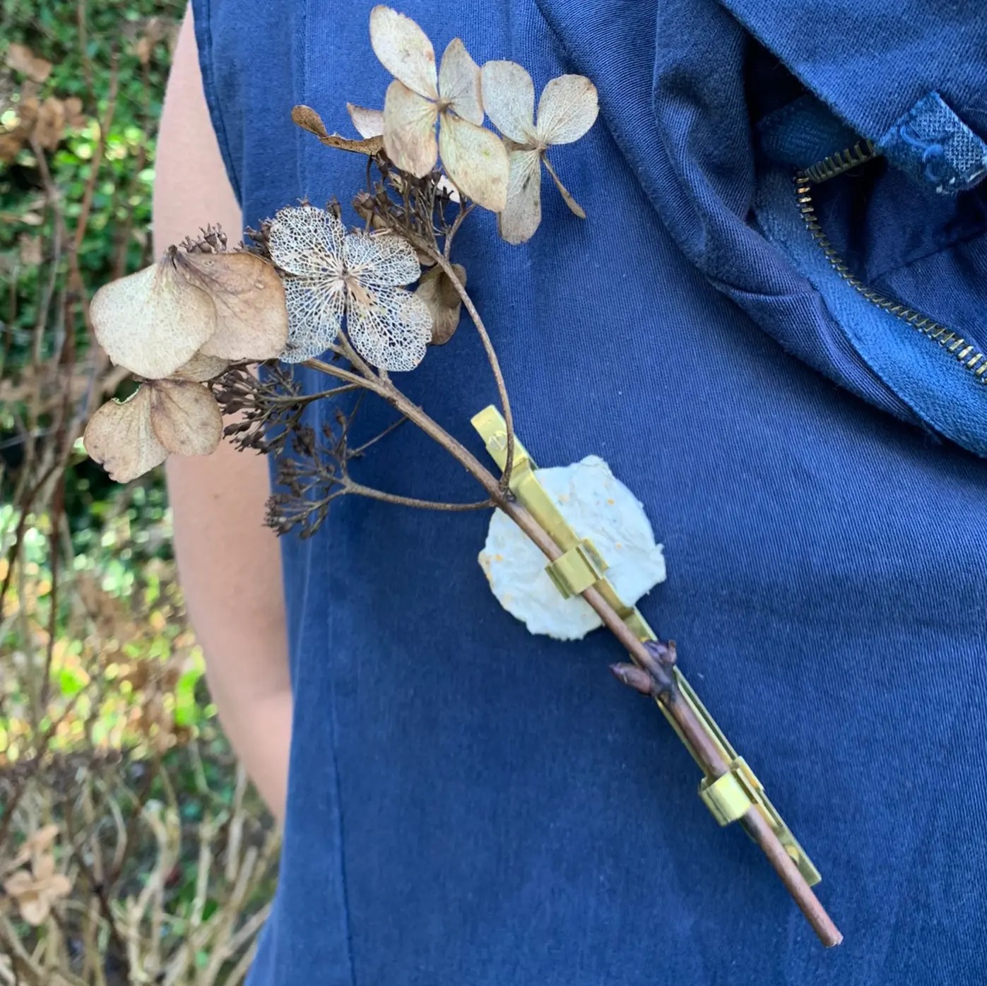So happy to see my "future" piece in amongst other beautiful sustainable art jewellery @bury_art_museum @precious.collective
On till mid May. Make sure to catch it!
Made with old electrical components, mycelium and your branch or flower of choice.
#jewellerydesign #jewellery #sustainablefashion #sustainablejewelry #jewelry #brass #upcycling
#mycelium