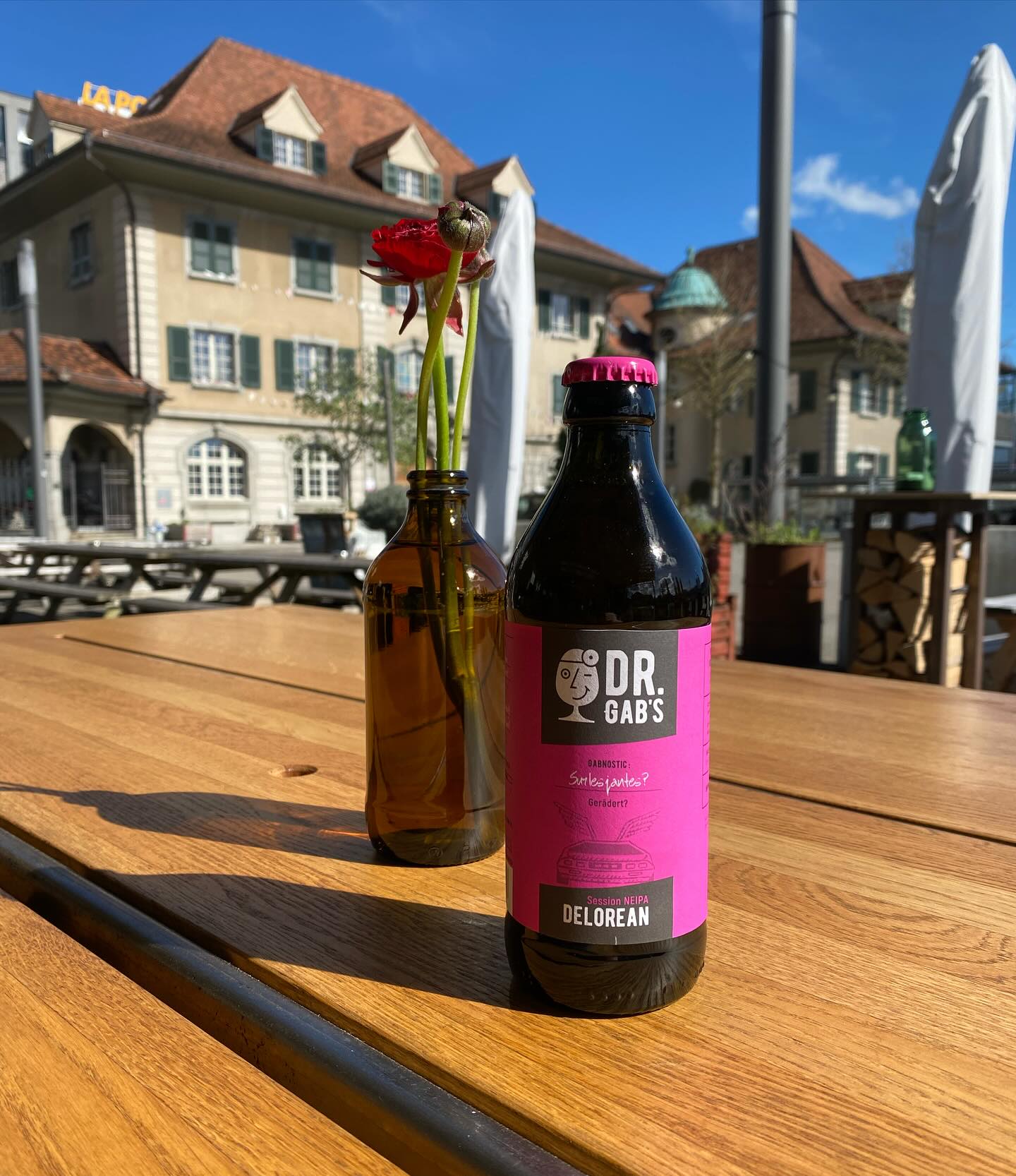 Bierkarte🍻
Der Frühling kommt - passend dazu ein neues Bier auf unserer Bierkarte☀️🍻!
DELOREAN - Session New England IPA von @docteurgabs 😋
Ein leichtes & süffiges Bier mit tropischen Fruchtaromen - perfekt für einen Frühlingsabend auf unserer Terasse😉!
SANTÉ!🍻
#freibankbern
#wankdorfcity
#bier
#neipa
#docteurgabs
#drinklocal
#eatlocal