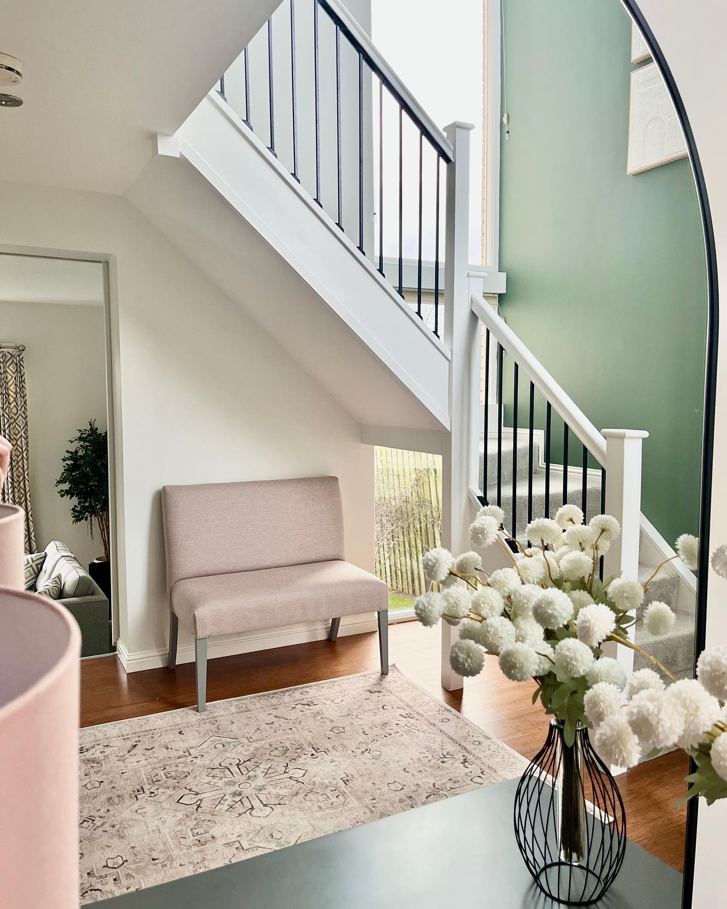 Hallway transformation incoming! My client got in touch last year as she felt that her hallway needed some updating. I suggested that we swap out the turned spindles on her staircase for some black metal ones and it’s made such a huge difference to the space. We also added a dark colour to the back wall to add a little more depth and interest. The whole area now feels really fresh and contemporary and thankfully, my client loves it 😊
Swipe right for before and after pics