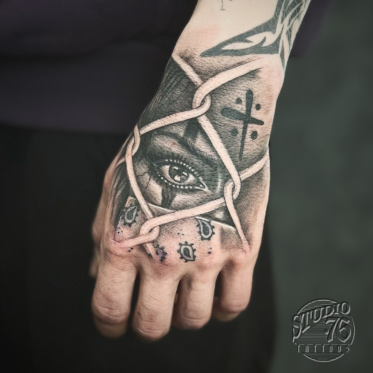 Handtattoo
.
.
Gestochen von @mano.tattooing
.
Für Termine
📍 Biefangstraße 106
46149 Oberhausen
📞 0208/41 19 26 76
WhatsApp: 0208/41 19 26 76
✉️ studio76tattoos@gmail.com
Oder direkt hier 😉
.
.