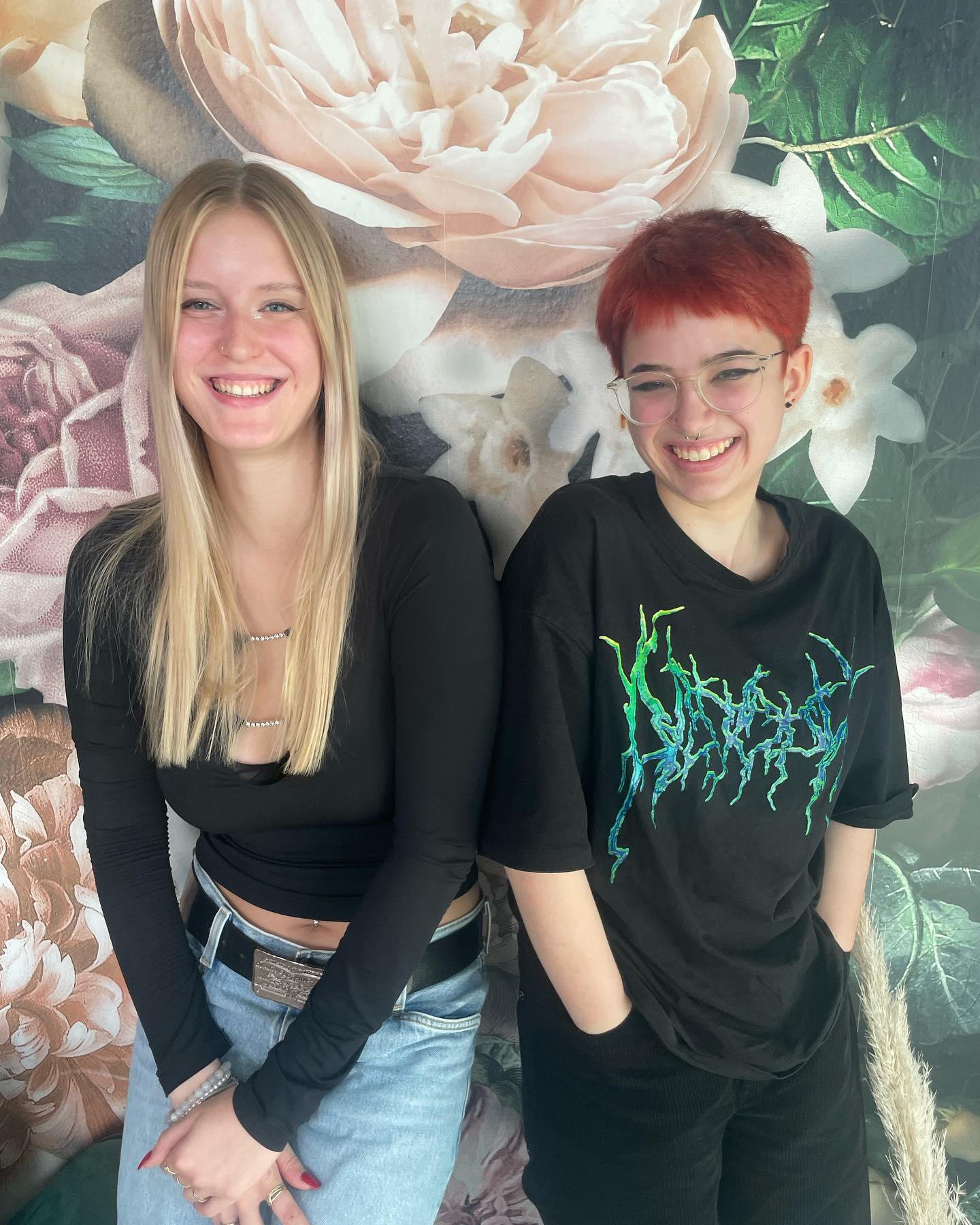 Welcome Newbie‘s!
Der erste Monat ist geschafft & ihr habt schon so viel gelernt! Wir sind uns sicher, dass ihr alles mit Bravur bestehen werdet & sind jetzt schon mega Stolz auf euch! ❤️
@elli.kopfkuenstler & @leo.kopfkuenstler
#newbies #hairdresser #newgeneration #azubis #auszubildende #hairstylist #kopfkuenstler