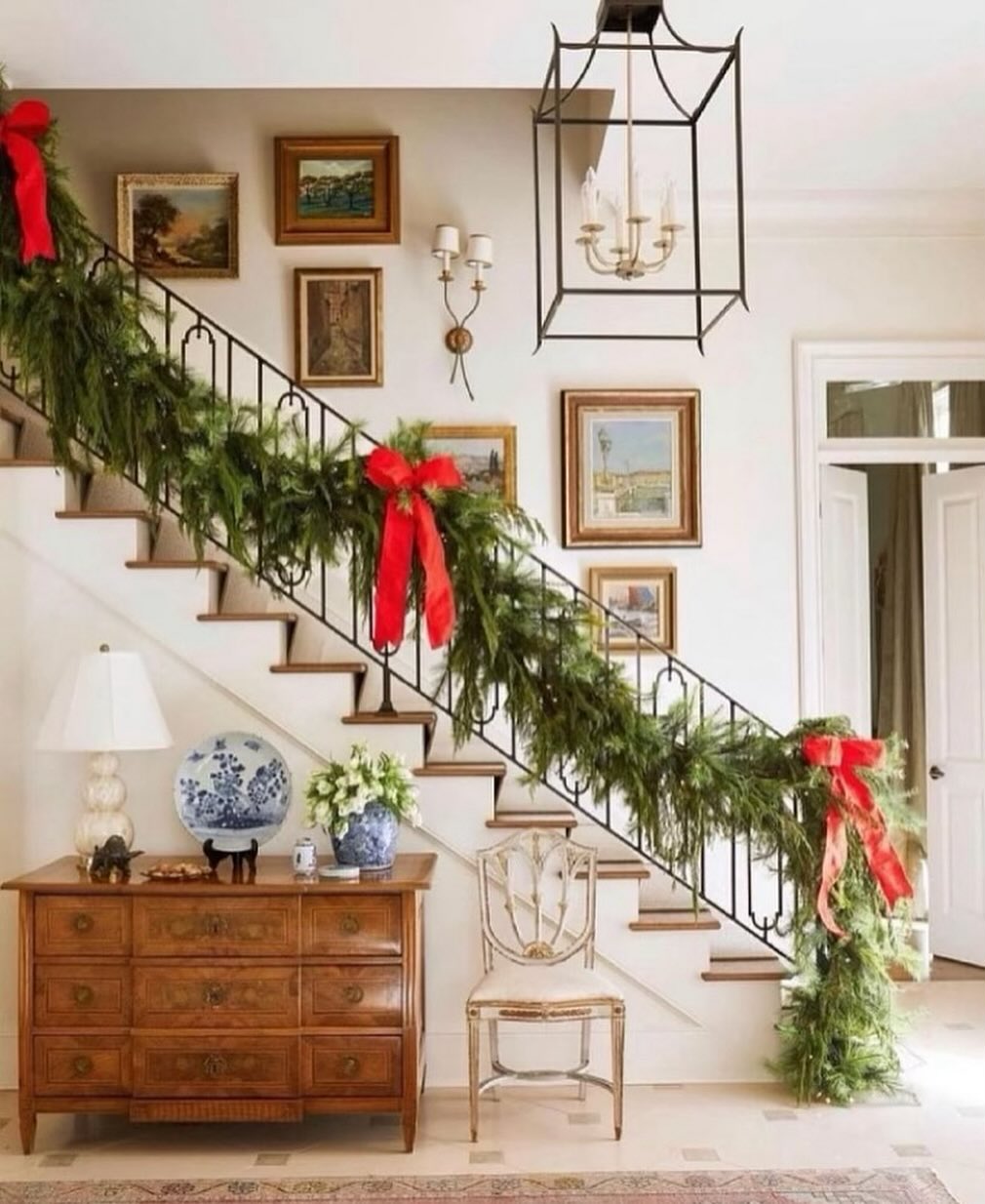 Well we didn’t get our new railings installed before the holiday so I missed out on decorating them this year. Luckily I’ve found a ton of inspiration for next year like this design by @graciinteriors for Traditional Home.
Check out our story for railing progress and the blog for some of my favorite garlands, link in profile.
Design: @graciinteriors
#holidayrailing #railinggarland #holidaydecor #designinspiration