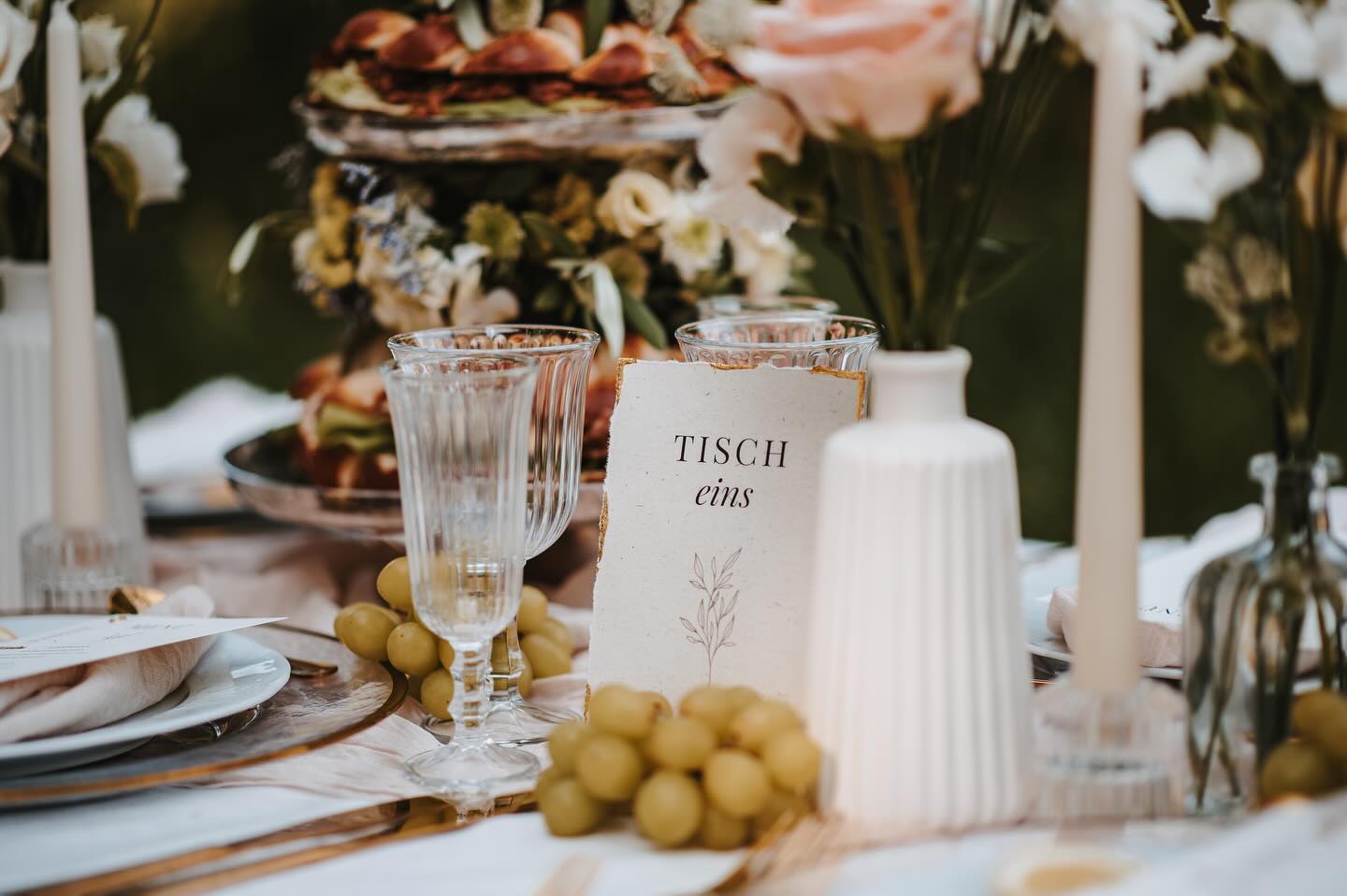 Detailliebe✨
.
.
.
Konzept, Planung & Organisation: @milenapreuss_weddings
Location: Burgheim
Ponys: Willi & Jetta
Fotografie: @carinazfotografie
Videograph: @rayadimitra
Hair & Make-up: @be.autyful.hairmakeup
Papeterie: @grafikheimat
Schmuck: @minougermany
Trauringe: @juwelierkopp
Floristik: @blueten__werk
Hochzeitstorte: @kathis_sweetkitchen_candybar
Dekoration: @somebosque
Brautmode: @diebrautfluesterin_brautmode
Herrenmode & Accessoires: @mode_burkhard
Sängerin: @zauberklaenge_stefanieschnell
Luftballon: @viva.ballon
Freie Traurednerin: @milenapreuss_weddings
Model: @saengerin_nadine_eimecke
@toheidl