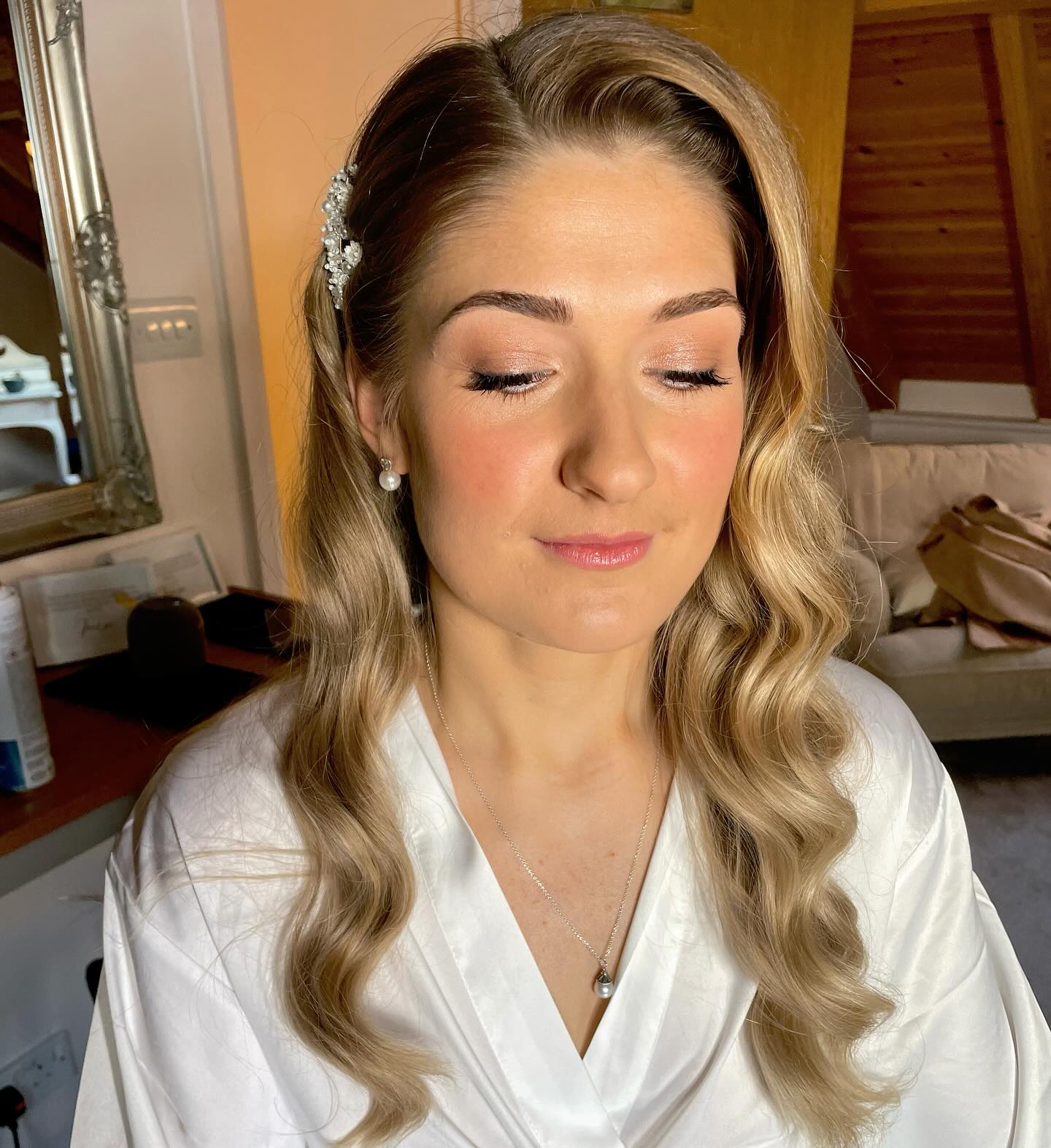 A Natural Soft Makeup and Soft Hollywood Waves on this stunning Bride Jess✨
VENUE @theoaktreeofpeover
HMUA @fayekenyonhairandmakeup
@natashadenona @charlottetilbury @narsissist @toofacedlovestheuk @nudestix @schwarzkopfprouk @babyliss @kykhaircare
#weddingmakeup #weddinghair #hollywoodwaves #bridalmakeup #bridalhair #bridalglam #makeupartist #hairstylist