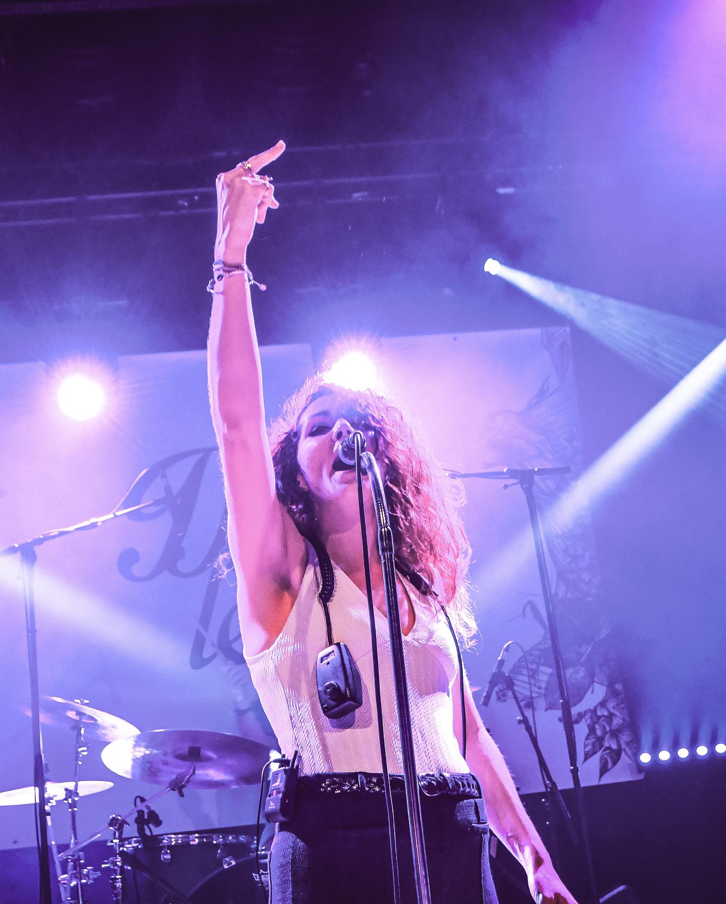 Nous serons demain (jeudi 5 oct) à @cotevinscotebieres à St Gilles Croix de Vie pour un set bien rock !
On espère que vous êtes aussi chauds que nous 🤘🏼🔥
🍂💀 Start : 19h30 💀🍂
📷 : @erikourdi
.
.
.
.
.
.
.
.
.
.
#tour #rock #bandofinstagram #blues #singergirl #morewomenonstage #groupe #concerts #festival #cafeconcert #pub #bar #tour #tournee #stgillescroixdevie #sgxv #deadleafmusic #fuck