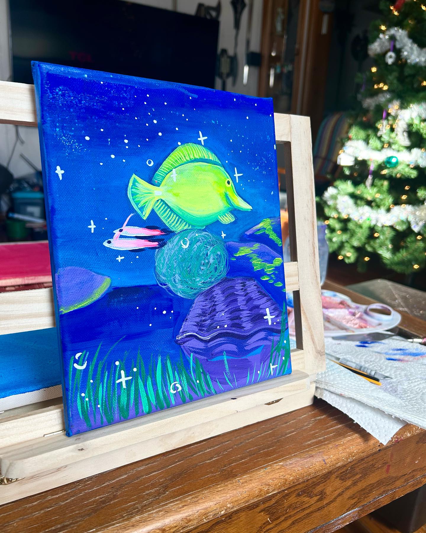 i havent posted in so long, happy new year ~ here’s a quick painting i made for my dad of one of his fish 🐠 #gouache #painting #fish