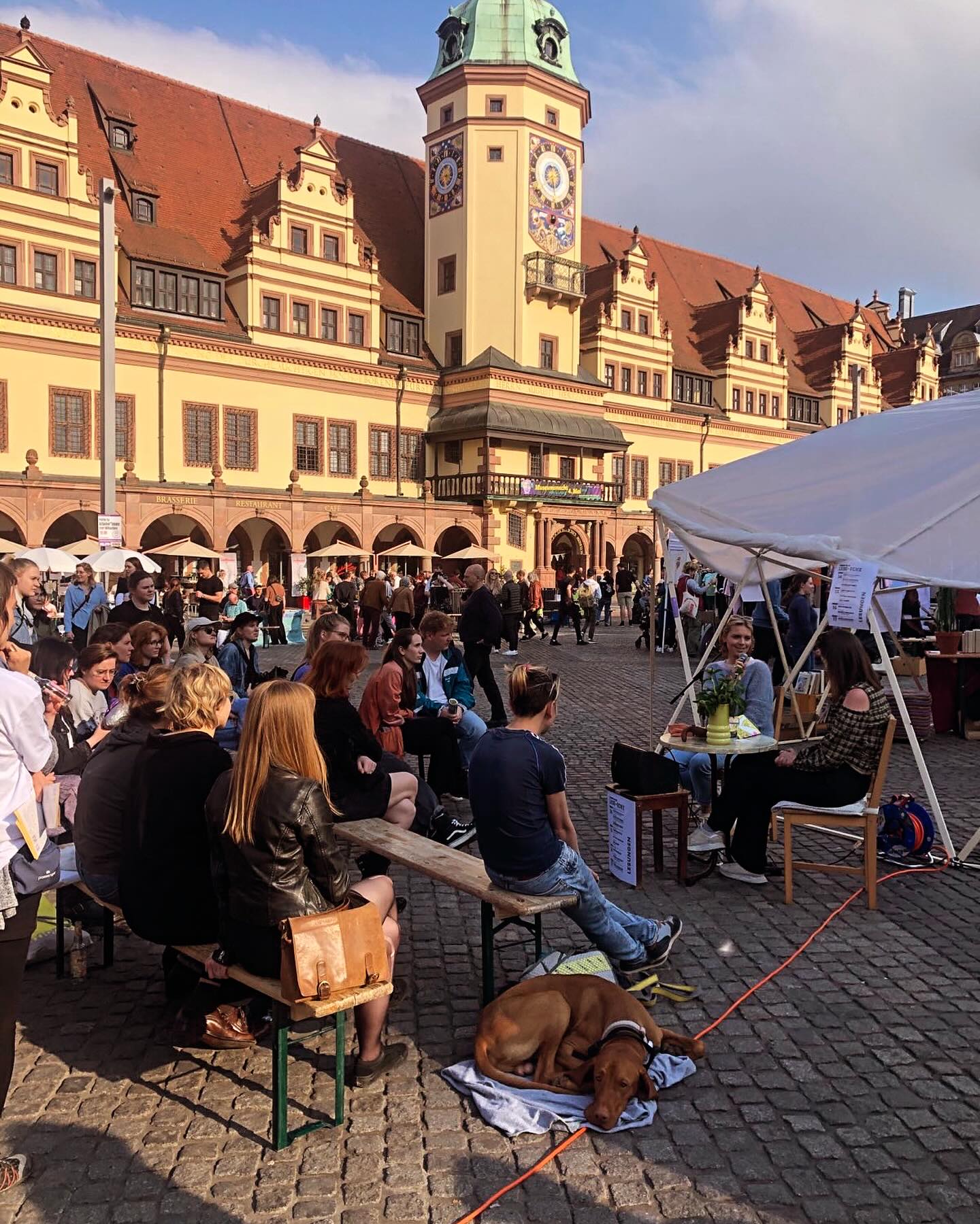 Marktplatz Leipzig @leipziger.frauen.festival 💜🔥Leseecke gegen patriarchale Gewalt🔥💜
#dasjungfernhäutchengibtesnicht #dasgefühl @lara.hampe #eingesprächüberprivileg @micheleyvespauty #co #rinaschmeller #spokenword @jessyjameslafleur @spokenwordakademie Büchertisch @maroverlag #ausdemoff #asexualität #einefraugehtalleineeinentrinken #phallushügel #vulvapenisdiesundjenes
ach und tausend herzen @franziskalexandras & @virginiaechtjetzt für 💜🧠-support!
