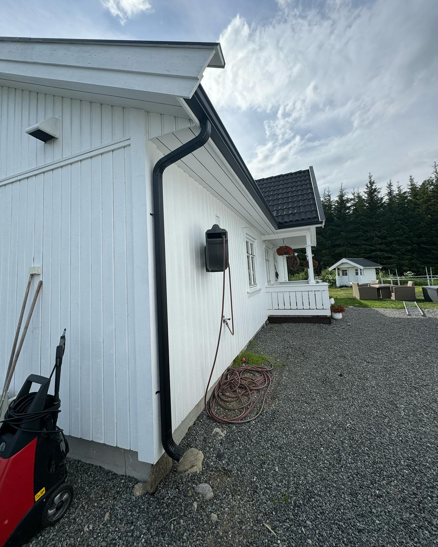 Montert Kaizer skjøtefrie takrenner på hus i Kraby skogen.