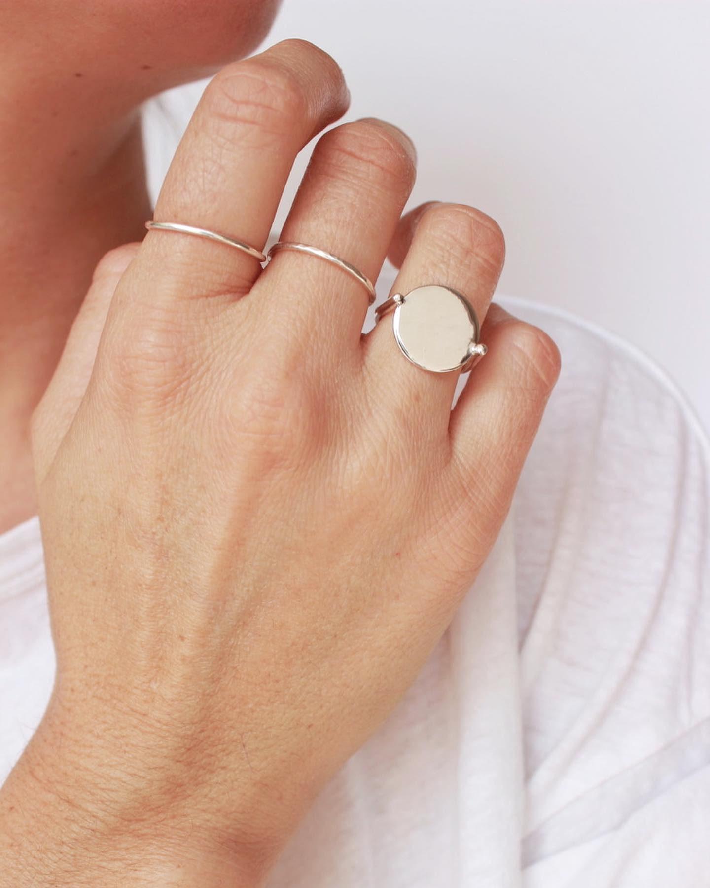 Escalet 🌞
Bague ensoleillée, forgée dans l’argent massif
Bijou intemporel.
Fabriqué dans le sud.
#lesudatelier #bagueargent #bijouxfemmes #bijouxenargent #bijouxintemporels #escalet #baguefine #madeinlesud #createurdusud #fabriqueenprovence #bijouxensoleillés #baguecreateur #creatricebijouxfrancaise