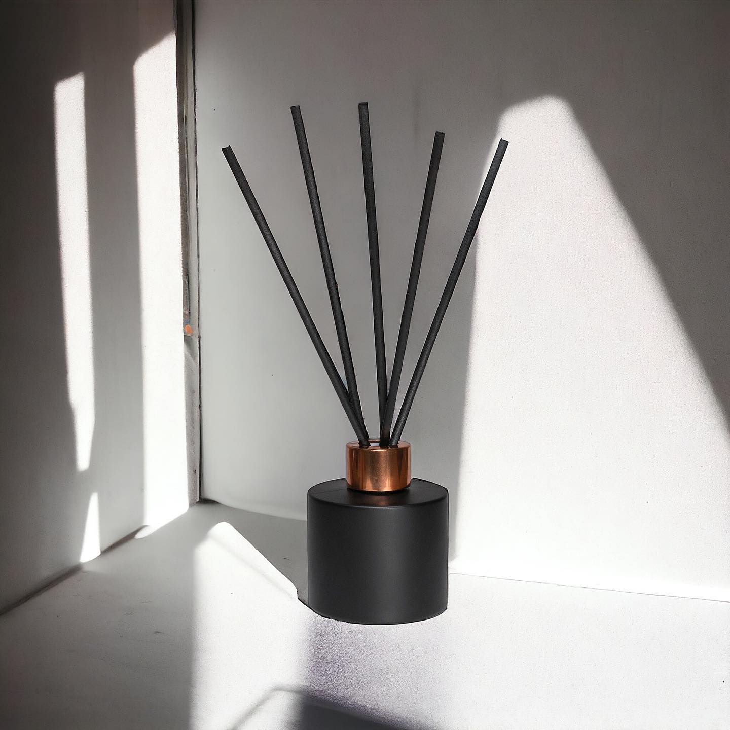 Entdecken Sie den perfekten Begleiter für jedes Ambiente – unseren handgegossenen Luxus Aroma Diffuser!
#luxusaromadiffuser verleiht nicht nur Ihrem Wohnzimmer, Badezimmer, Studio oder Ihrer Küche eine besondere Note, sondern erfüllt auch Ihr Zuhause mit einem herrlichen Duft, ohne dass eine Kerze angezündet werden muss.
Arna Candles Luxus Aroma Diffuser bieten zahlreiche Vorteile:
✨Eine elegante schwarze Glasflasche mit 5 edlen Stäbchen
✨Ein einfaches und klassisches Design, das sich jedem Ambiente anpasst
✨Die Duftintensität ist je nach Anzahl der Rattanstäbchen frei wählbar
✨Ein umweltfreundliches Produkt, das Ihre Sinne verwöhnt
✨Wiederbefüllbar für langanhaltende Freude.
Erfahren Sie mehr auf unserer Webseite und holen Sie sich Ihren eigenen Luxus Aroma Diffuser!
#duftambiente #aromadiffuser #duftstäbchen #arnacandles #luxuryaromadiffuser