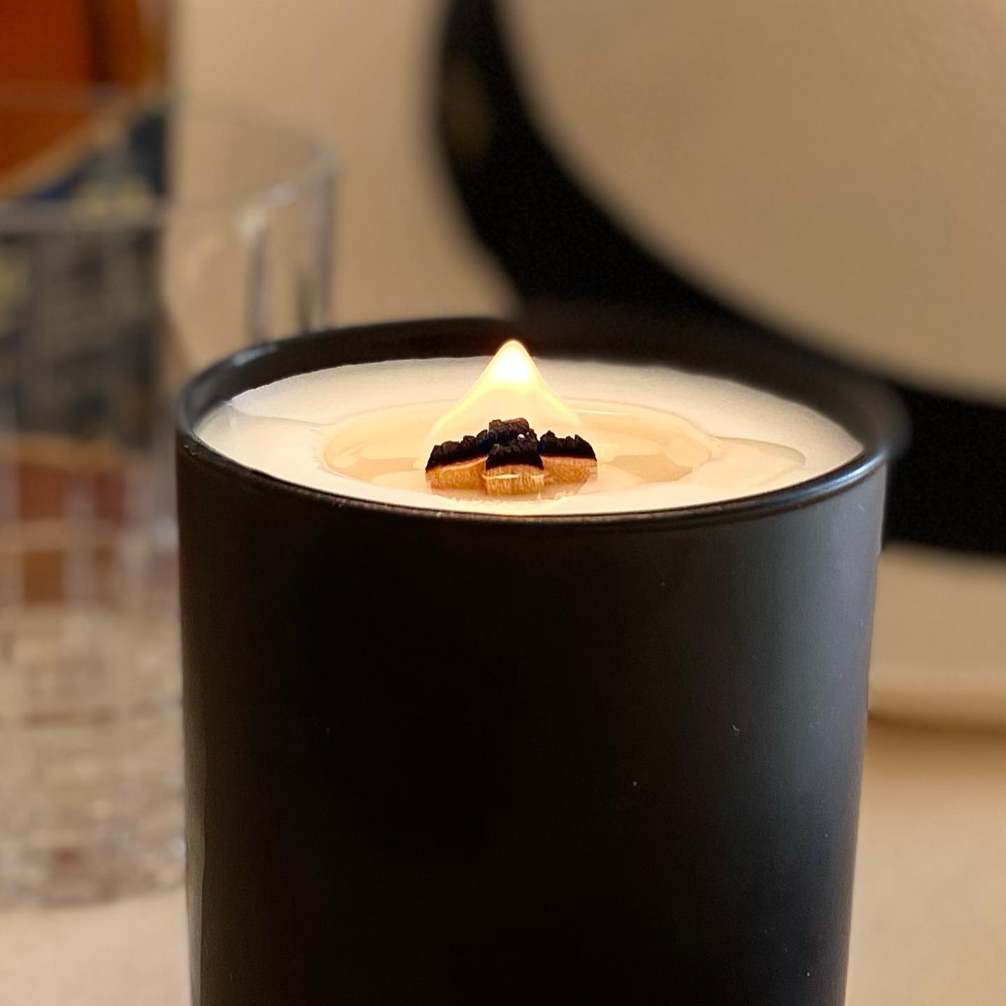 Alpha - Der Duft der Stärke, Selbstbewusstsein und Verführung
#arnacandlesalpha ist die verkörperte Männlichkeit, ein Sinnbild für Stärke, Entschlossenheit und Tatendrang.
Alpha ist ein Duft, der von Stärke, Selbstbewusstsein und Maskulinität inspiriert ist. Dieser charmante Duft fängt die Essenz derjenigen ein, die sich selbst als Helden betrachten, sowohl Männer als auch Frauen. Alpha kombiniert fruchtige Noten mit Moschus und holzigen Akzenten und schafft so einen Duft, der Entschlossenheit und Selbstbestimmung verkörpert.
Duftnoten von Sensazioni Alpha
Kopfnote: erfrischend und energetisch. Schwarze Johannisbeere aus dem sonnigen Korsika, Bergamotte aus Italien - Kalabrien, eine herbe Apfelnote mit der Süße der Ananas.
Herznote: In der Herznote könnten würzige und holzige Nuancen dominieren. Noten wie vkostbarer Jasmin, Patschuli mit einer holzigen Note aus Birke und Wachholder, verleihen eine warme und maskuline Tiefe
Basisnote: Die Basisnote könnte orientalische und sinnliche Elemente enthalten, wie Vanille und Ambra. #arnacandles #arnacandlessensazioni #kerzenmanufaktur #bodensee