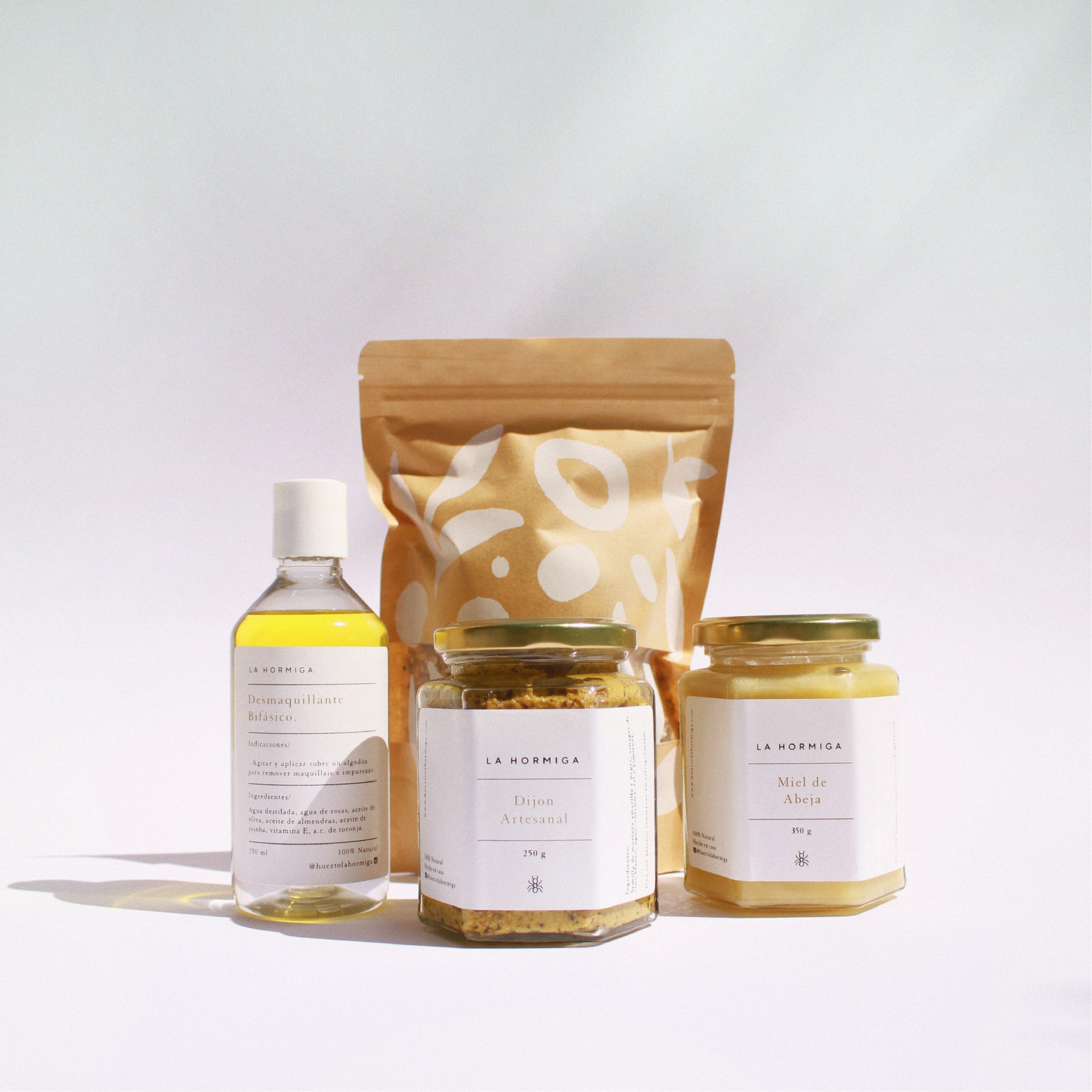 Nuestros productos son 100% naturales y sin conservadores. Nos gusta saber que ofrecemos lo mejor en cada preparación.