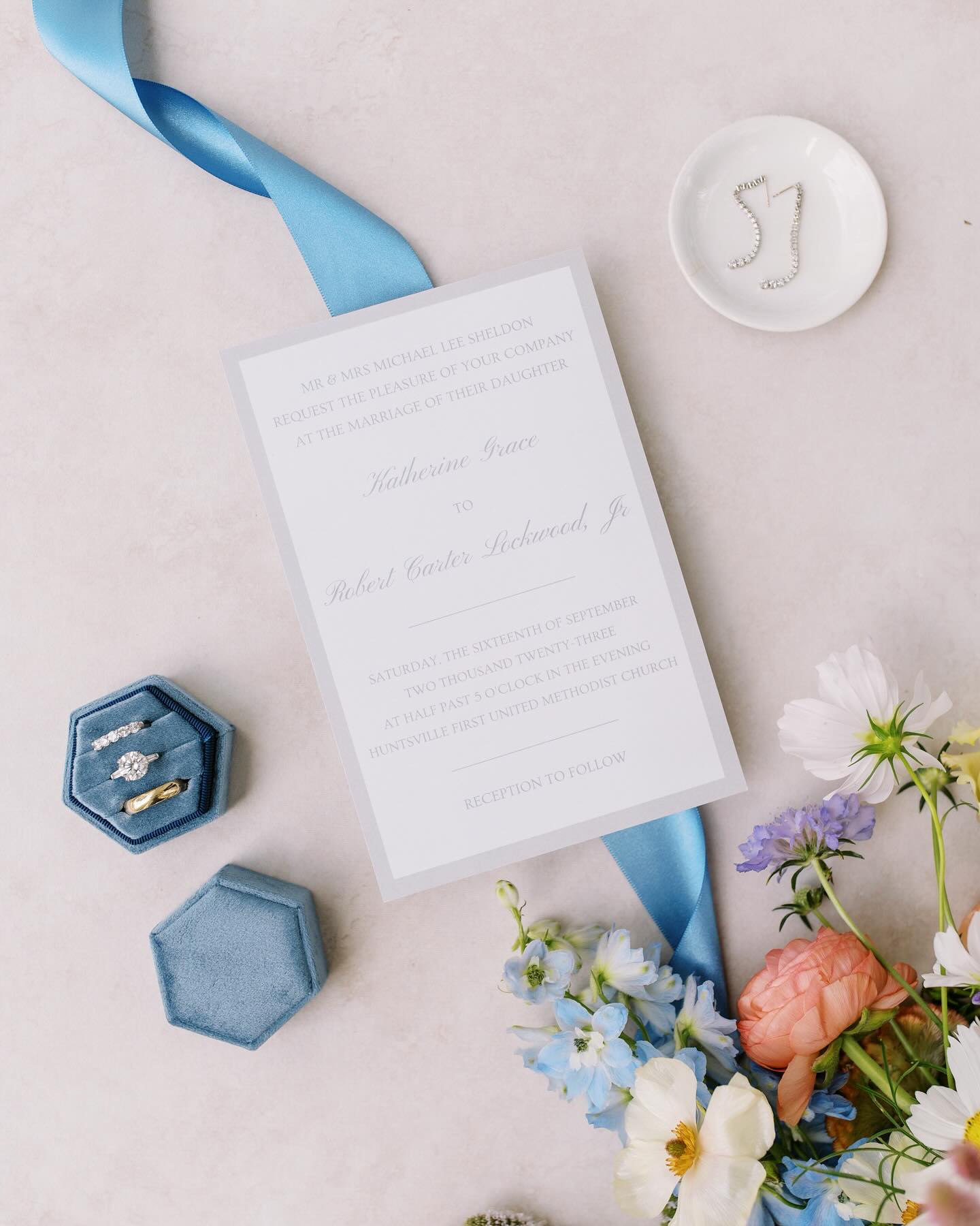 If you have a busy life or a demanding schedule, itās hard to see the light at the end of the wedding planning tunnel. We are here to lead you through it! Visit the link in our bio to download our package guide and schedule your no-strings consultation today š¤
EP Bride: @kshel_
Planning: @weddingsbyep
Ceremony: @huntsvillefirst
Reception & Bar: @stovehouse
Catering: @masondixonhsv
Floral: @gwynn.pyle
Band: @lamontlandersoffical
Cookies: @henrisbakery1929
Photography: @twentyoaksphotography
Disco Ball: @rentalsby333
Hair & Makeup: @danielle_hairandmua
Transportation: @nooga.shuttles
#alabamaweddingplanner #tennesseeweddingplanner #weddingplanning #weddinginspo #weddingstyle #justweddingthings #trendyweddingideas #flatlayphotos #weddinginvites #weddingstationary