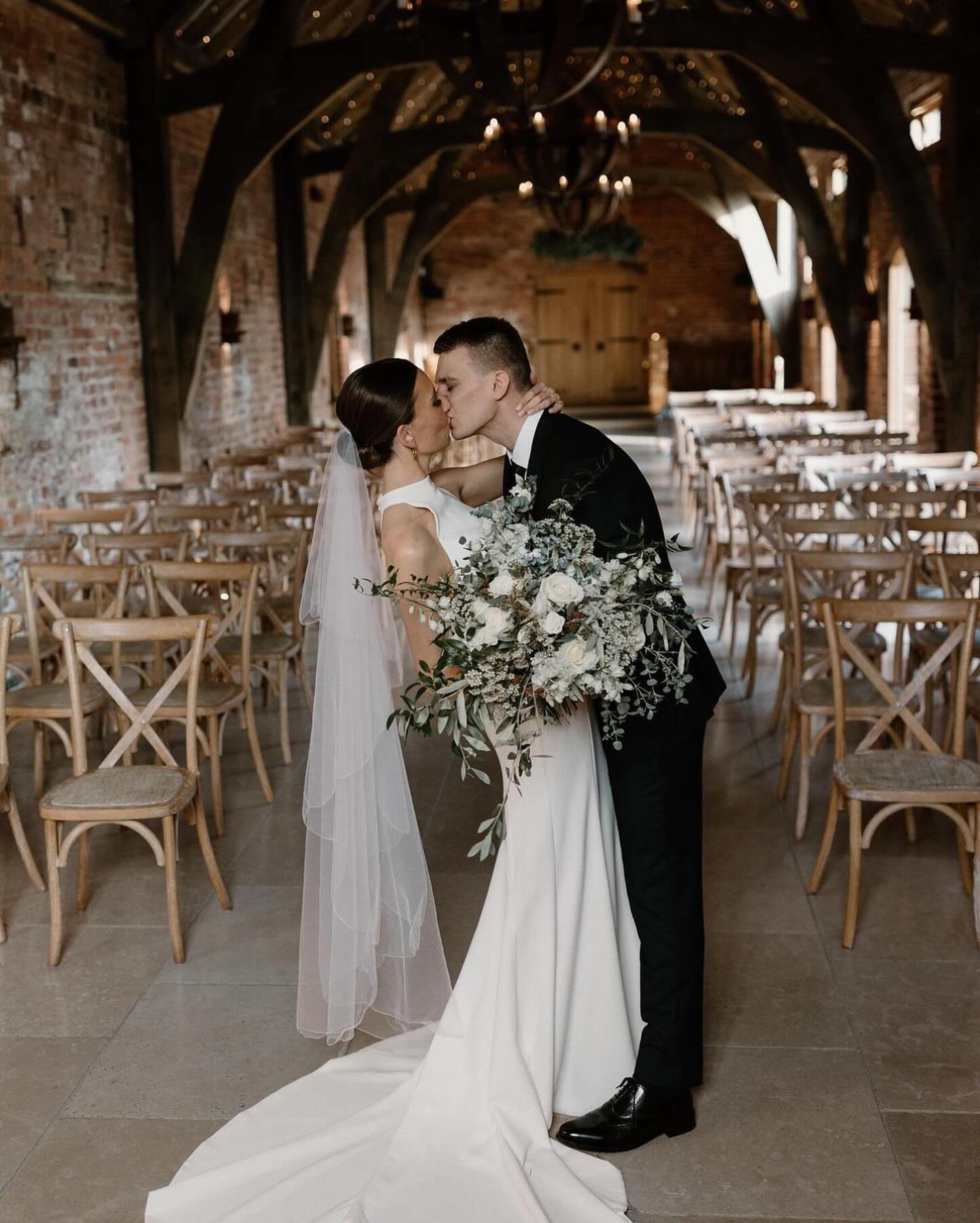 Absolutely love this whole look on stunning bride Alice’s big day 🖤
@monkeymole
@grangefieldsvenue
@crippsbarn
@fayekenyonhairandmakeup
@passionflowersderby
@heart_aflutter
@vagabond_bridal
#weddinginspiration #bridalhairstyle #bridalmakeup #bridalinspiration #love