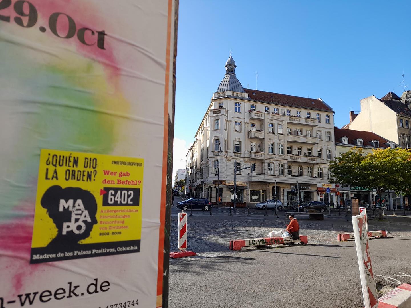 🇩🇪
In den letzten Monaten hat die Sondergerichtsbarkeit für den Frieden JEP wichtige Fortschritte erzielt.
22 Mitglieder der Armee, ein Beamter des aufgelösten Sicherheitsdienstes DAS und zwei Zivilpersonen wurden wegen der Ermordung von 303 Personen angeklagt. Diese waren fälschlicherweise als im Kampf gefallene Guerilleros oder Verbrecher im Departamento Casanare ausgegeben worden.
Am 19. Oktober um 19 Uhr werden wir in Berlin mit zwei Vertreterinnen der @MAFAPO sprechen, in der Gneisenaustr. 2a, 2. Hinterhof, 2. Stock des Mehringhofs. Die Veranstaltung ist kostenfrei. #MafapoEuropaTour.
🇨🇴
En los últimos meses la Sala de Reconocimiento de la JEP avanzó en la emisión de dos nuevos autos de determinación de hechos y conductas. En el primer subcaso fueron imputados 22 miembros del Ejército, un funcionario del extinto DAS y dos civiles por el asesinato de 303 personas que fueron presentadas falsamente como guerrilleros o delincuentes dados de bajas en combate en Casanare. Estaremos dialogando con 2 de las @MAFAPO en Berlín el próximo 19 de octubre a las 7pm en la Gneisenaustr. 2a, 2o patio, 2o piso del Mehringhof. Evento con entrada libre. #mafapoeuropatour