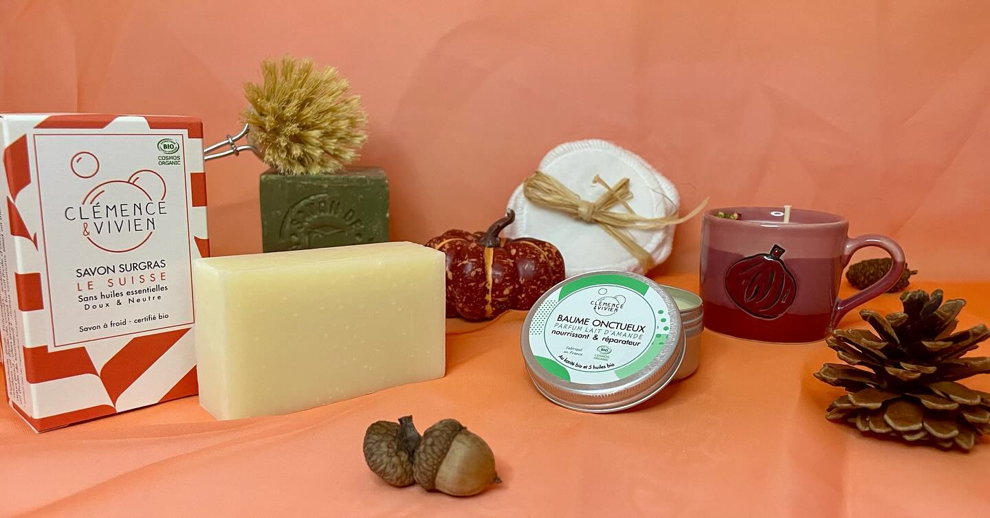 Le shop passe en mode automne 🍁
Prenez soin de vous et de votre intérieur avec des produits doux. Allumez une bougie pomme cannelle pour réchauffer votre séjour d’une odeur gourmande.
#shop #boxbio #box #produitsbio #bio #bougie #bougieartisanale #parfum