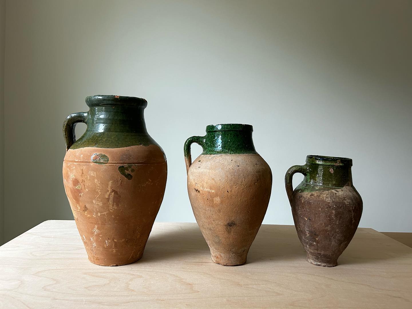 🍊 Behind the scenes, new stock alert! 🍊
Vintage Olive pots, hand selected from Konya, Turkey. Originally used to store olives, grains, water and oils, they are now more often seen adorning our homes.
Simply use as a statement piece or adorn with plants and greenery! 🌿
#olivepot #konyapots #antiquepot #olivejar #antiquejars #antiquepottery #turkishantiques