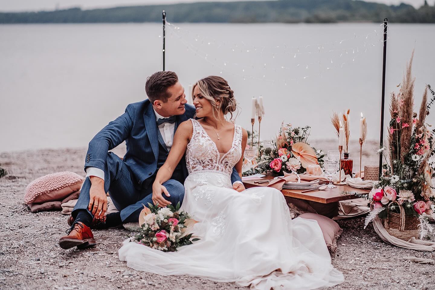 Wedding at the lake 💐💍✨🌊
.
.
.
Konzept & Planung: @jl_eventagentur
Hair & Makeup: @hairandmakeup_by_angi
Foto: @passion_click_by_elli @vonimhoff_fotografie
Traurednerin: @dieredner.in
Sängerin: @rayadimitra
Papeterie: @judith.fackler.papeterie
Floristik: @blueten_werk
Ringe: @ihr_juwelier_am_see
Brautmode: @lisashochzeitsladen
Video: @emotional.wedding.movies
Sweet Table: @jl_eventagentur
Deko: @festtischlein
Brautpaar: @paolina_vnct & @thormitdemhammer