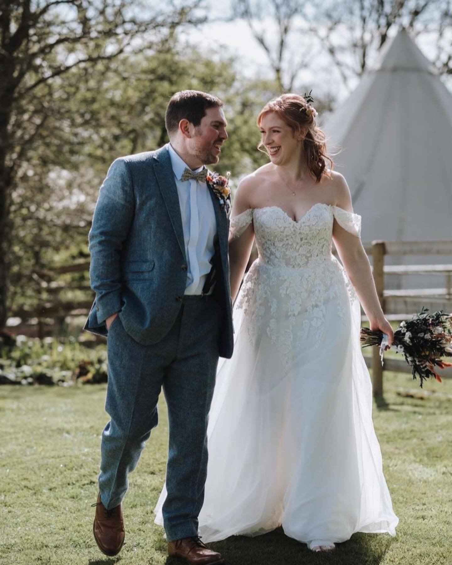 Stunning Bride Christie on this Beautiful Bank Holiday
PHOTOGRAPHY @imogenwastellphotography
VENUE @rylandsfarmhousewilmslow
HMUA @fayekenyonhairandmakeup
CATERING @followthesmokeuk
#springwedding #love #weddinginspiration #bridal #bridestobe #bridalmakeup #bridalmakeupartist #weddingmakeup #bridalhair #bridalhairstylist #weddinghair #ilovemyjob