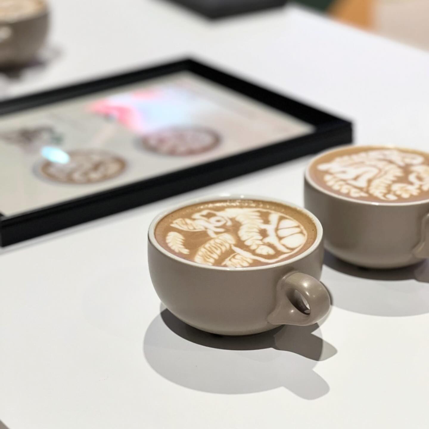 We are so excited to be this year’s sponsor for the Hong Kong Latte Art Championship and Hong Kong Coffee in Good Spirits Championship 2024-2025 at RBHK 2024, featuring our De Terra Bold Latte Coffee Cup & Espresso Coffee Cup☕️🖌️
Congratulations to all the #HKLAC 24/25 finalists!
Join us at RBHK until 5 Sep at booth 5F-C06.
📷: @hksca_
#tradeshow #donbellini #rbhk #coffeeart #barista #tableware #drinkware #ceramic #expo #competition