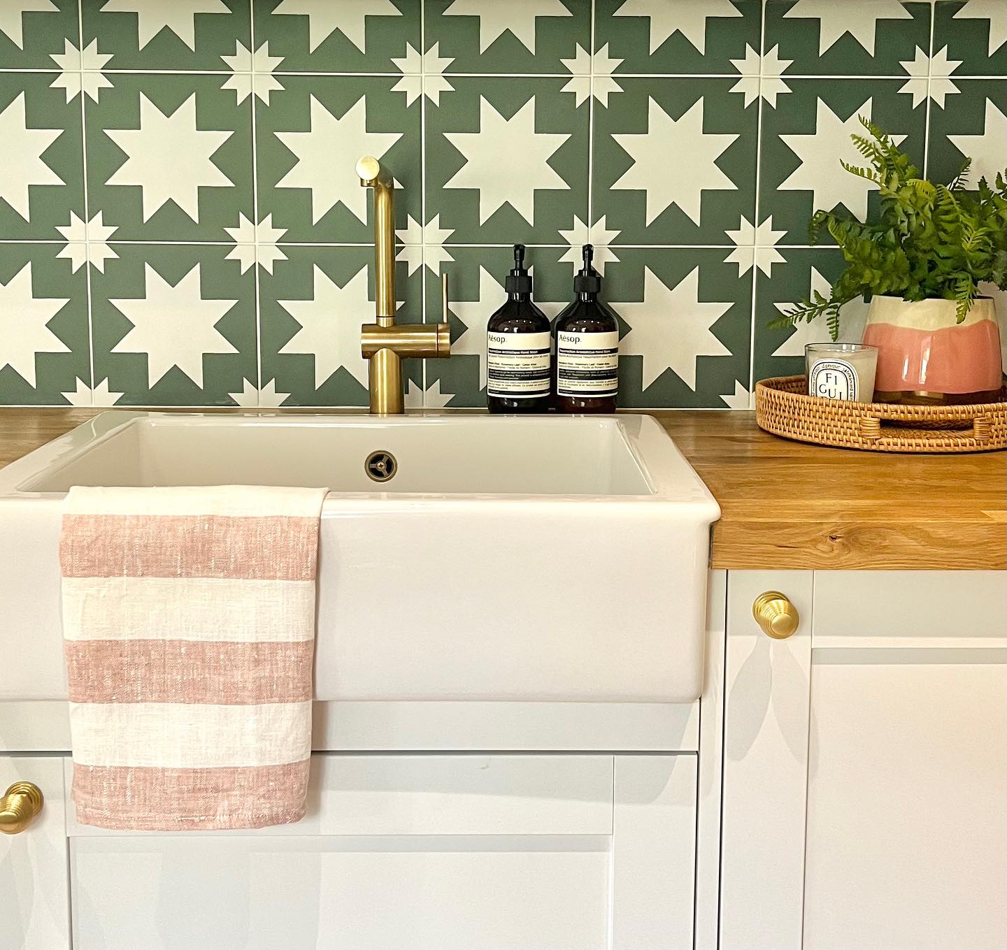 After 9 years in our house, the dream of having a utility room has finally been realised 😊
We were lucky enough to have the space but due to all the other work that needed doing in the house, this room has patiently sat on the back burner.
The room is long and narrow with little natural light, alongside which it had become a total dumping ground. Even the cat (bottom right) looked unimpressed and seemed to be willing me to get on and do something about it!
I felt that white units would be a good option to help to reflect light back into the room, along with bright, patterned tiles and a runner to soften the overall feel.
I’m pleased as punch with how it’s turned out. Huge thanks to @howdensjoinery and my brilliant team of tradesmen @kindlendecorators @geebz_10 for making this happen.
Happy bank holiday weekend all xx