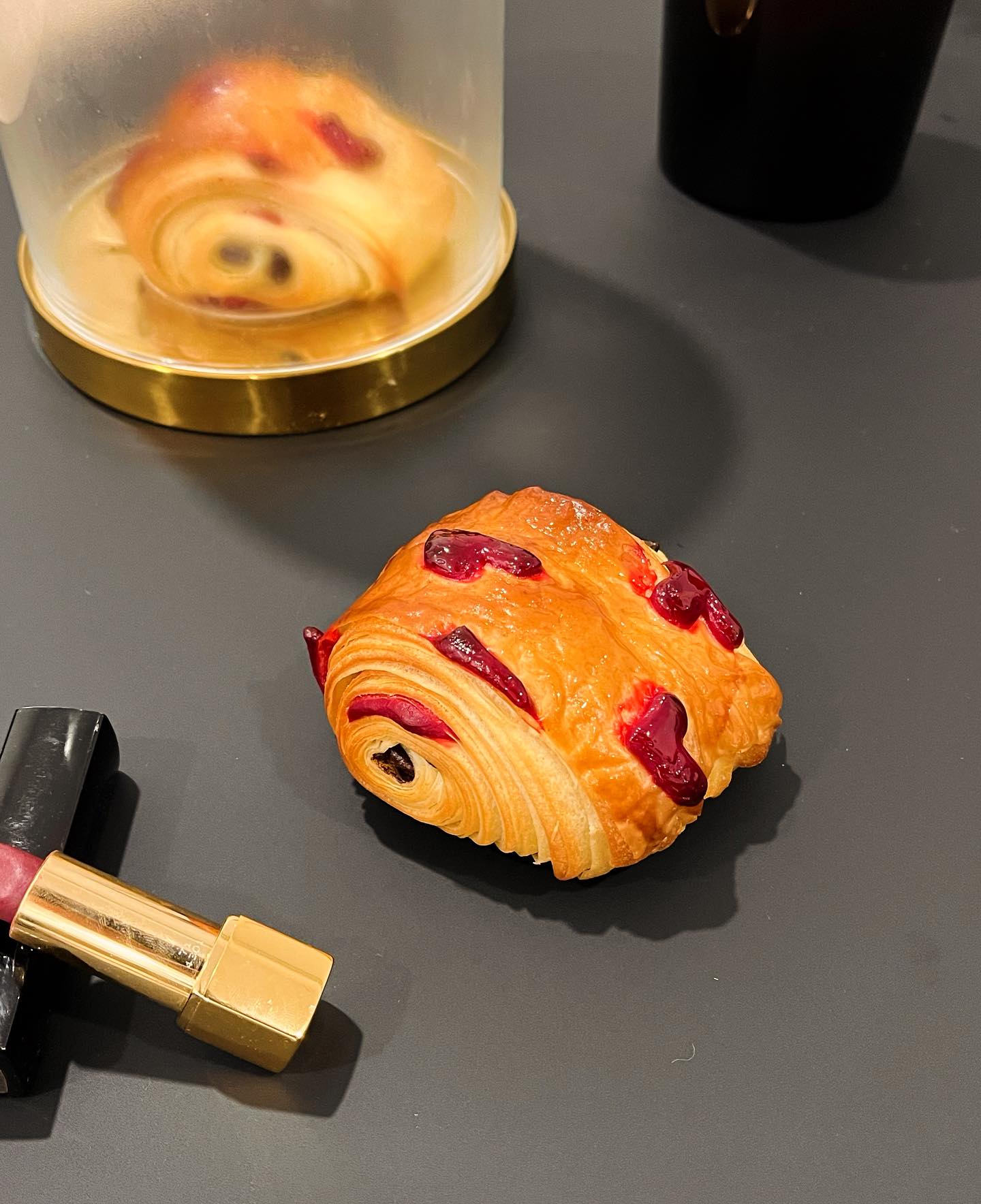 I guess it’s that time of the year to show your love 💕
Whether for a friend, a colleague or just yourself
LOVE IN PAIN AU CHOCOLAT is here for you