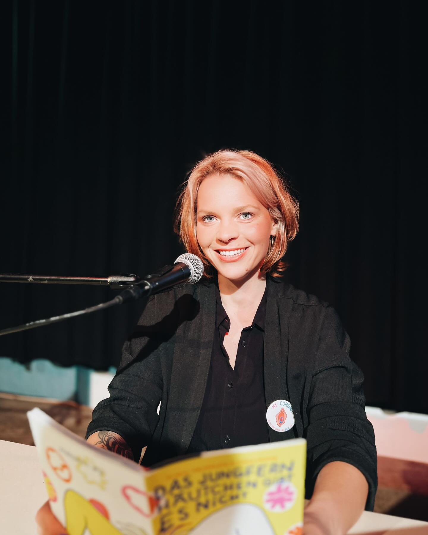 #bücherfrühling in #quedlinburg @reichenstrasse
Wohin mich mein breitbeiniges Heft überall bringt 💚
In Harz, in Fachwerkhäuser, zu lieben Menschen mit cuten Hunden, in Backstagebereiche mit veganem Babybel (!), in queer*feministische Gruppen, die nach der Lesung noch stundenlang weiterreden möchten und zu den besten Gastgeber*innen, die mich literally 18 Stunden vip-mäßig mit food & hugs & deep talk versorgt haben 🥺🥺🥺🫶🫶🫶 Jenny, Anna & Anselm -> 💚💚💚
Danke @jennifer.fulton.737 für deine kostbare Arbeit, Orga und Kommunikation und @an__selm für das tolle Foto & das Wohlfühlmanagement.
🧚🏼Sidenote: Das Tolle an diversem Publikum ist, dass sich danach auch vermehrt wieder um die Sichtbarkeit des Penis gesorgt und gekümmert wird! Stimme den sich besorgten absolut zu und finde es großartig, wenn Menschen Penis-Workshops anbieten und Abende zu Sex mit Penis und Austausch runde um Mythen des Penis stattfinden. #penisgibtesnicht - hab ich ja nie behauptet;)🧚🏼
#dasjungfernhäutchengibtesnicht #lesung #mycoronaisnoneofyourbusiness #maroverlag #aishafranz #breitbeinigsprechen #vulva #penis #diesundjenes
@maroverlag @aishathesheriff