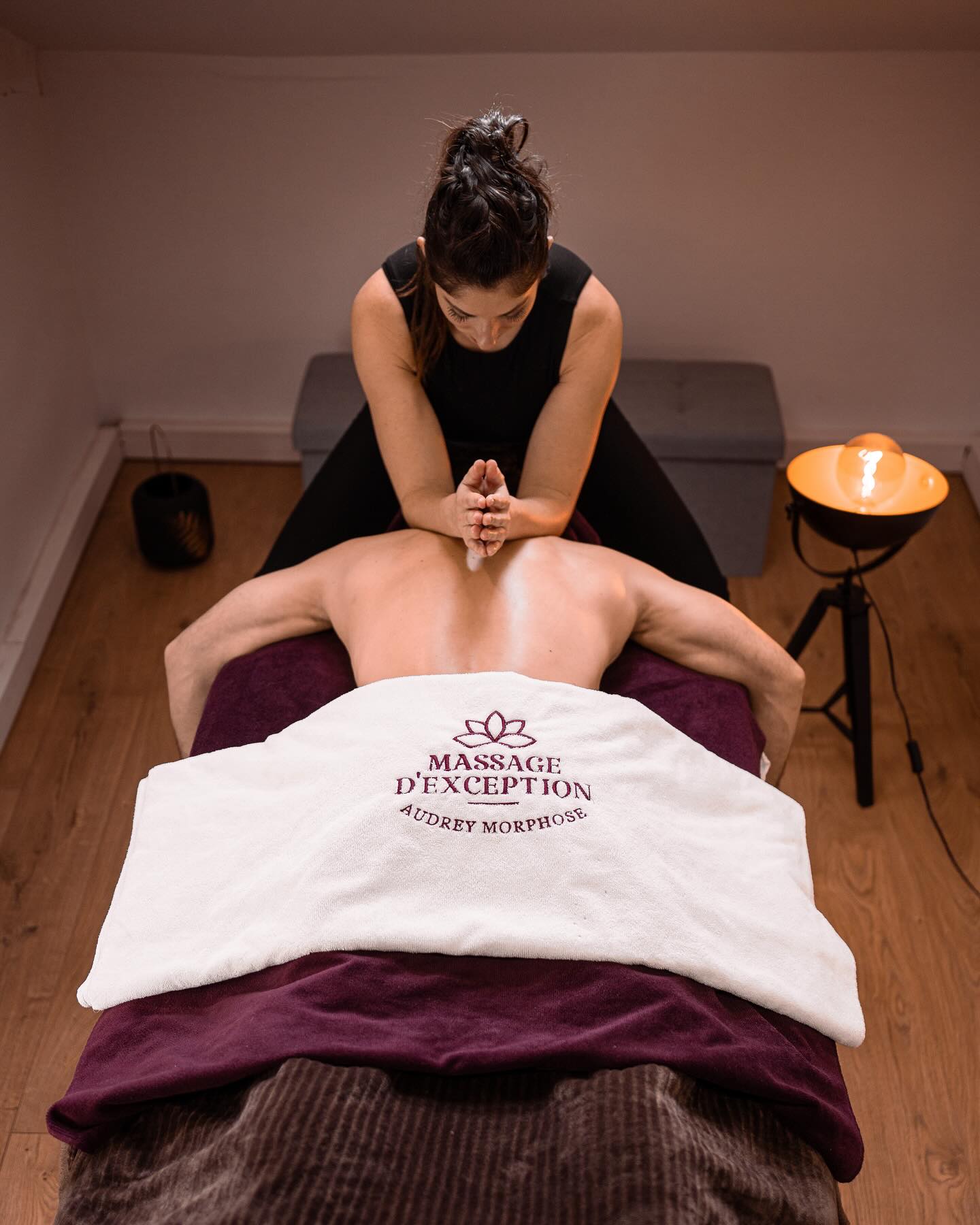 Dans le monde effréné où nous évoluons, le massage profond est bien plus qu’un simple traitement physique ; c’est une expérience transcendante qui enveloppe l’âme dans un cocon de bien-être.
Chaque mouvement est orchestré avec une précision exquise, chaque pression un voyage vers la libération totale des tensions accumulées.
Du sommet de la tête jusqu’aux orteils, chaque centimètre de peau est honoré, caressé, réveillant les sens endormis et libérant les émotions enfouies. Dans ce ballet harmonieux entre le thérapeute et le corps, les frontières de la réalité s’estompent, laissant place à un état de profonde relaxation où le temps s’arrête et où l’on se connecte à l’essence même de notre être.
C’est là, dans cet espace sacré du massage profond, que nous découvrons la véritable essence du bonheur : l’harmonie entre le corps, l’esprit et l’âme. 💆♂️💆♀️ #formation #masseuse #massage #modelage #estheticienne #masseur #passion #massagesportif #deeptissue #transmettre #santenaturelle #bienetre #france #partage #masseuseprofessionnelle #massoterapia #thérapie #instagram #photopro