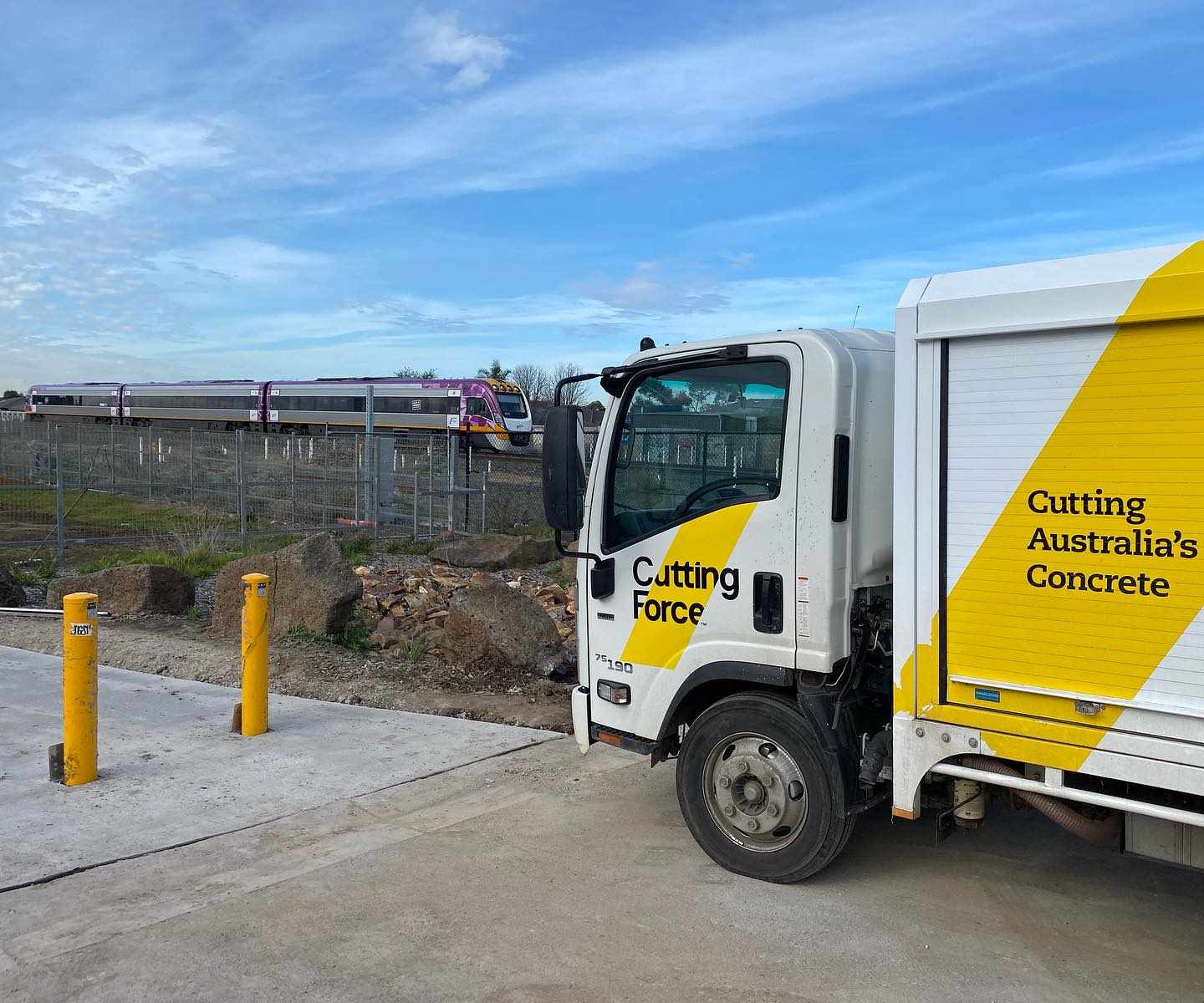 🚂 🏗
#cuttingforce #cutting #tyrolit #hilti #australia #melbourne #gippsland #traralgon #coredrilling #cutting #grinding #concrete #scaning #flushcutting
#ringsawing #wiresawing #handsawing #roadsawing #generator #furphy #site #construction