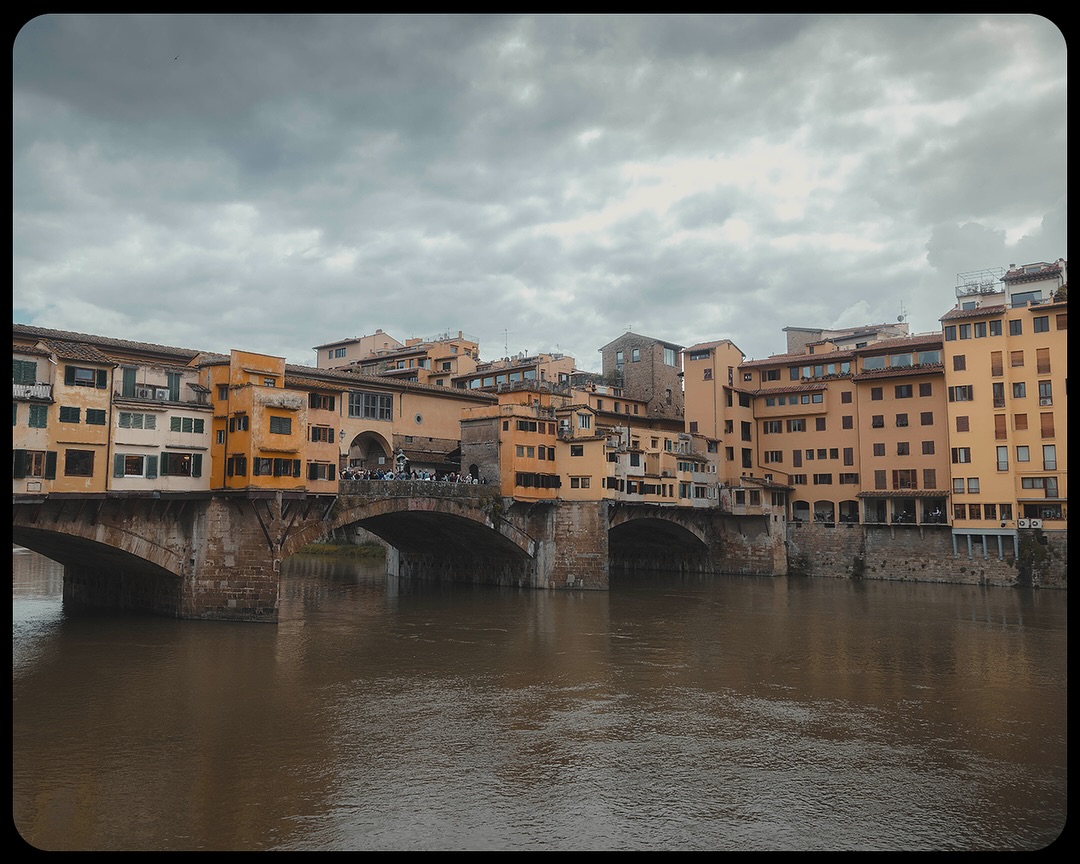 Walking along the Arno River and checking out the bustling Ponte Vecchio during the day. Even with the crowds, the historic bridge and its lively shops were so charming. #PonteVecchio #ArnoRiver #FlorenceAdventures #ItalianDayOut #HistoricCharm #TravelDiaries #FlorenceItaly #Wanderlust #BridgeViews #TravelMoments #BucketList #canonr5 #canonphotography #Wanderlust#travelandleisure #travelphotography