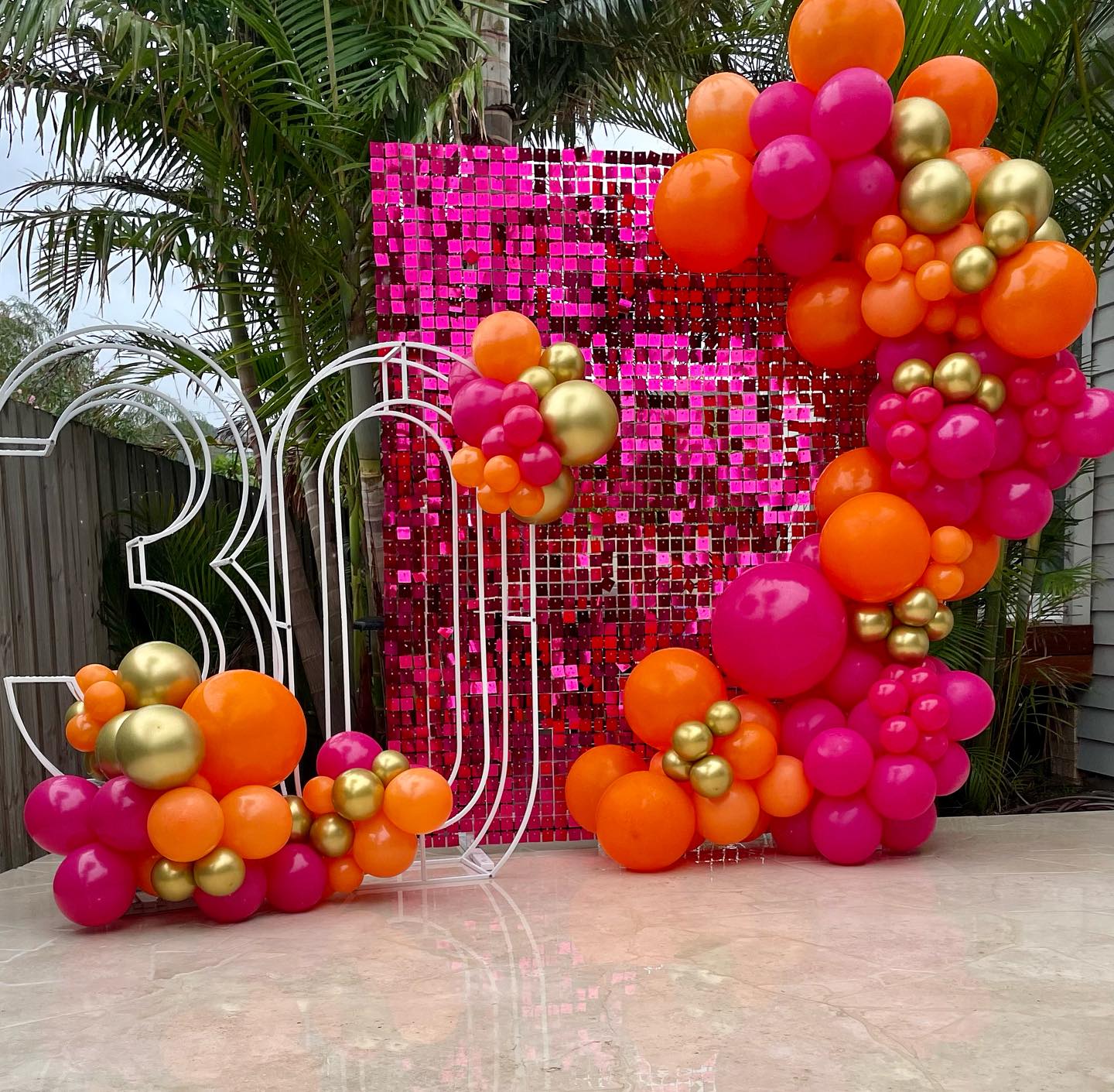 Who cares about a bit of rain when you’re celebrating with these colours! Happy 30th Kait from @thebeeskneeseatery thanks for asking me to be part of the set up. Hope you had a great time xxx @partymamma for shimmer wall and number frame @belles_decorations_by_design for balloons!
#colourpop #partyinspiration #partydecorations #birthday #birthdaydecoration #decoration
#balloons #balloongarland #balloondecor #30thbirthday #summervibes #festivalvibes
#balloon #balloondecor #balloongarland #balloonart #balloondecorations #balloondecoration #centralcoastballoons #organicgarland #organicballoongarland