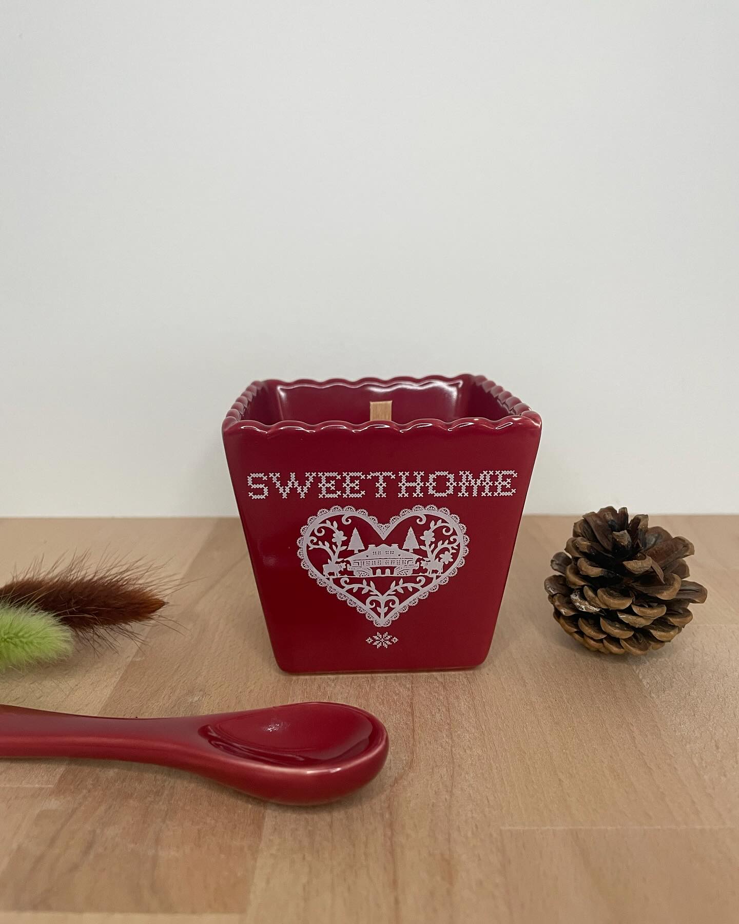 ❤️🤍VENDUE❤️🤍 Envie de faire un joli cadeau pour les fêtes de fin d’année ?
Craquez pour ce joli contenant rouge Home Sweet Home qui renferme une bougie parfumée à la fleur de coton !
Un cadeau unique pour (se) faire plaisir 🎁
❤️🤍❤️🤍❤️🤍
#bougie #ideecadeau #cadeau #cadeaunoel #artisanat #bougieparfumee #faitmain #fleurdecoton