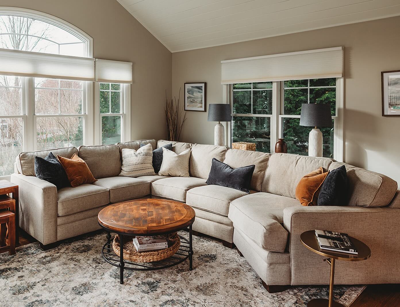 🍾Hello 2024!! From expecting more curves in furniture, custom and artisan details, and bolder design risks we’re sharing the top 5 trends we’re looking forward to this year. Tap the blog link in our profile to check them out.
.
.
.
Design | @hillhousedesignmd
Photo | @brittanydunbarphotography
.
.
.
#2024designtrends #interiordesigntrends #hillhousedesignmd #marylanddesigner #sunroomdecor #curvedfurniture #roundcoffeetable