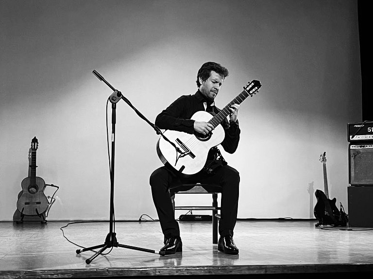 Some pictures of my last concert for the @festival_entrecuerdas in CCE, Chile!
Algunas fotos de mi último concierto para el festival Entrecuerdas en el Centro Cultural España, Chile!