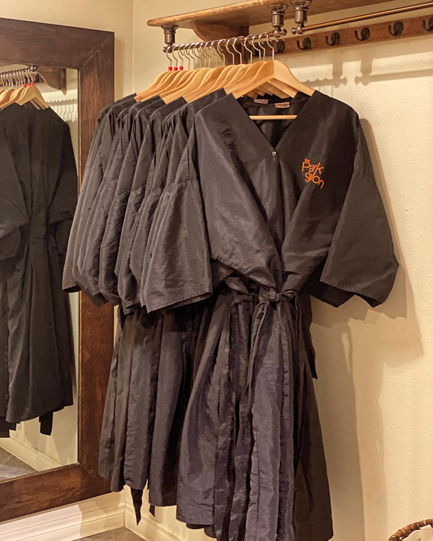 It’s all in the details! Our robes have arms tucked in displaying beautifully, ready for our guest to slip on and enjoy every second of their experience @theparksalon. We take pride in the details.
#theparksalonsd #salonlife #salonownersuccess #salonowners #sandiegostylist #universityheightssd