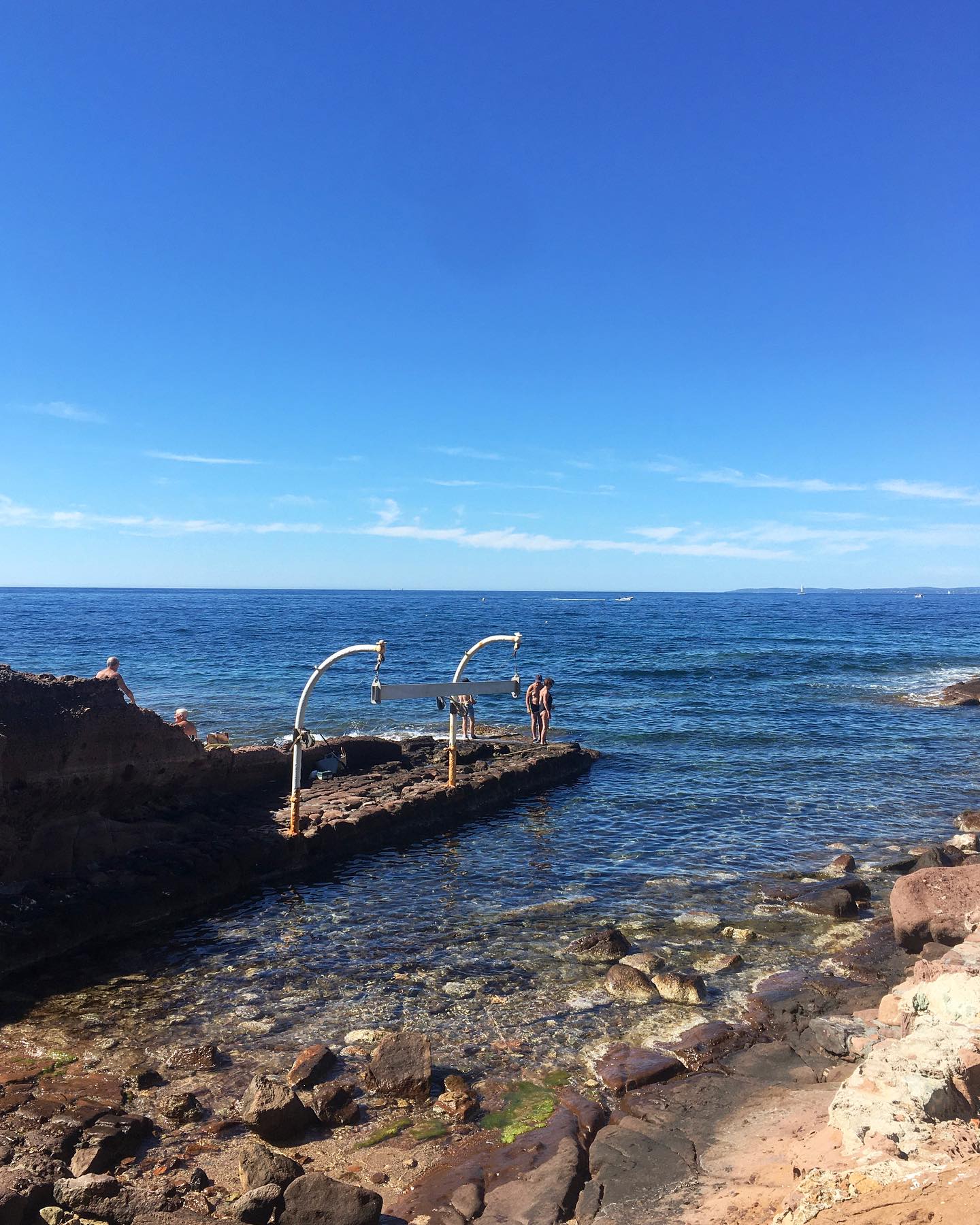 Une fin de journée, un plouf dans la Méditerranée, un soir d’été 🌞
Le sud.
#summervibes #endlesssummer #lesuddelafrance #lesudcestlavie #lesrochesrouges #mysaintraphael #southoffrance #lesudatelier #sunsetlovers #summerlovers #soirdété #frenchriviera #cotedazurfrance