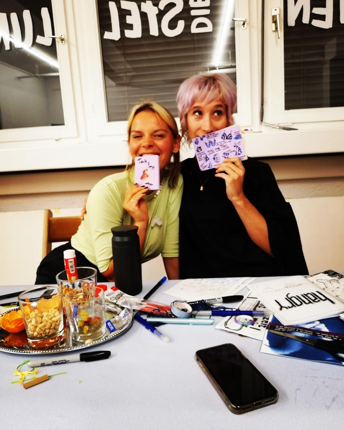 Unsere Aktionswoche zur 6-uellen Bildung / Geschlecht / Körper @aktionswoche_sexuelle_bildung findet gerade zum fünften Mal @artikfreiburg statt 💜 und gestern zum 1. Mal ein Zine-Workshop! Danke Allen, die dabei waren & bei der Orga geholfen haben @hannah_katinka @ultra.222 @mumukry & mit uns geschrieben, geklebt und gebastelt haben! Danke auch der Magnus-Hirschfeld-Stiftung für den Support 👏😍 #zine #schreiben #sechsuelle #bildung #schreiben #kleben #zeichnen #revolution #anzetteln #aufgeklärt #gender #feminism #riotgrrrl #perzine #fanzine #zinemooon