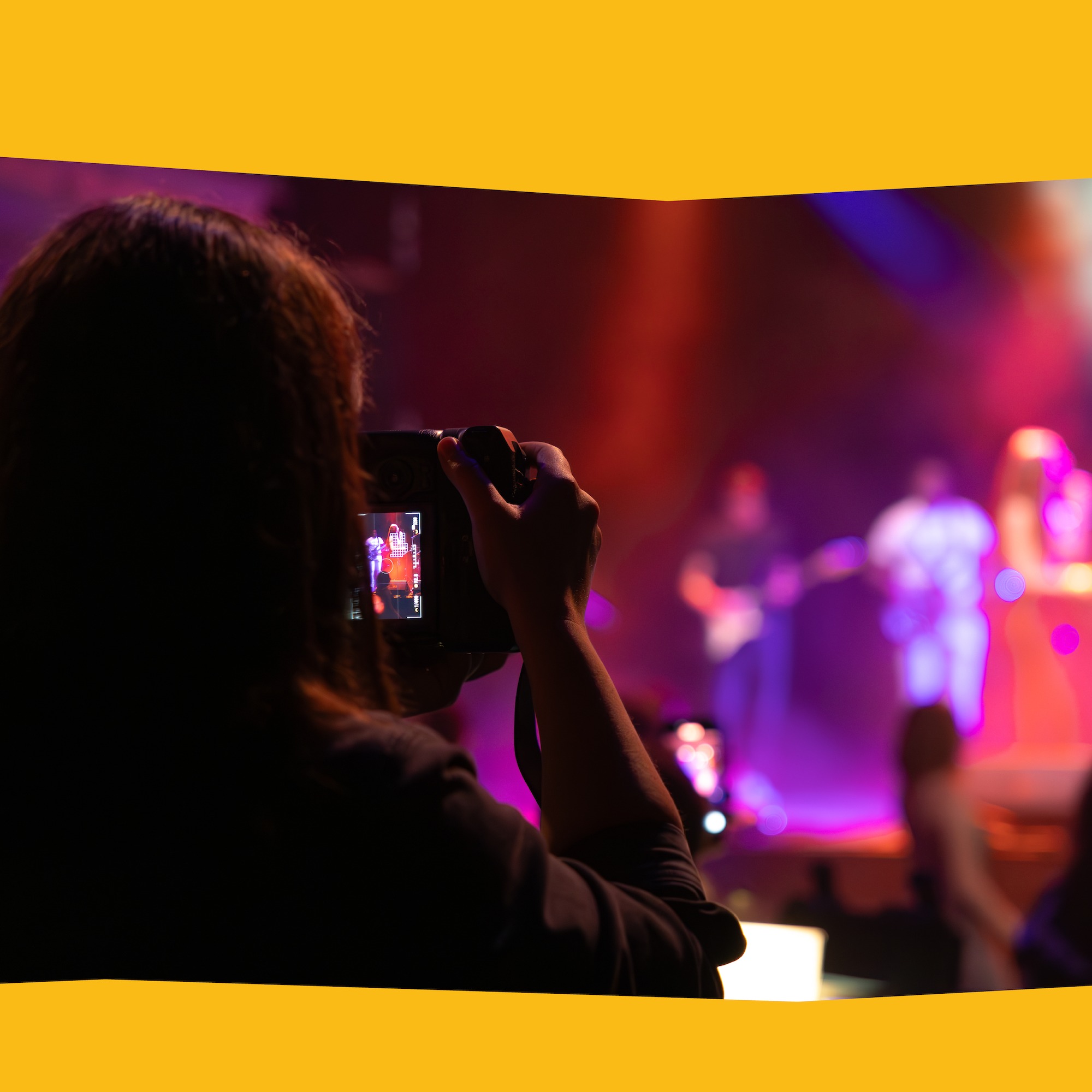 Het einde van het jaar is een perfect moment om te reflecteren. Wist je dat...?
Als visuele beeldmaker help ik organisaties, bedrijven, evenementen, nieuwsmedia en marketing- en communicatiemedewerkers met professionele beelden en ontwerpen. Ik ben gespecialiseerd in multicam — meercamera productie voor broadcast (tv) en live-streaming.
Naast bewegend beeld leg ik ook actie en emotie vast in concertfotografie. Met professionele foto's van gepassioneerde muzikanten help ik marketing- en communicatiemedewerkers aan sprekende content.
Hoewel de tijd voorbijvliegt als je plezier hebt en muziek niet eeuwig door kan klinken, kunnen prachtige concertfoto's het moment voor altijd vasthouden. Concerten zijn er om te ervaren én door middel van sterke fotografie steeds opnieuw te beleven.
📷 @fernengeltje
#freelance #concertphotography #concerts #ondernemer