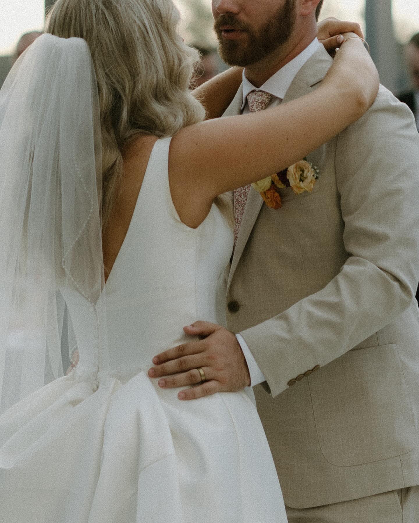 The way getting and being married has totally changed my approach to shooting and editing the last of my 2023 weddings was an unexpected but so good shift.
I’m beyond excited to start dreaming and creating with my 2024 brides with this new perspective.🤌🤍✨🥹