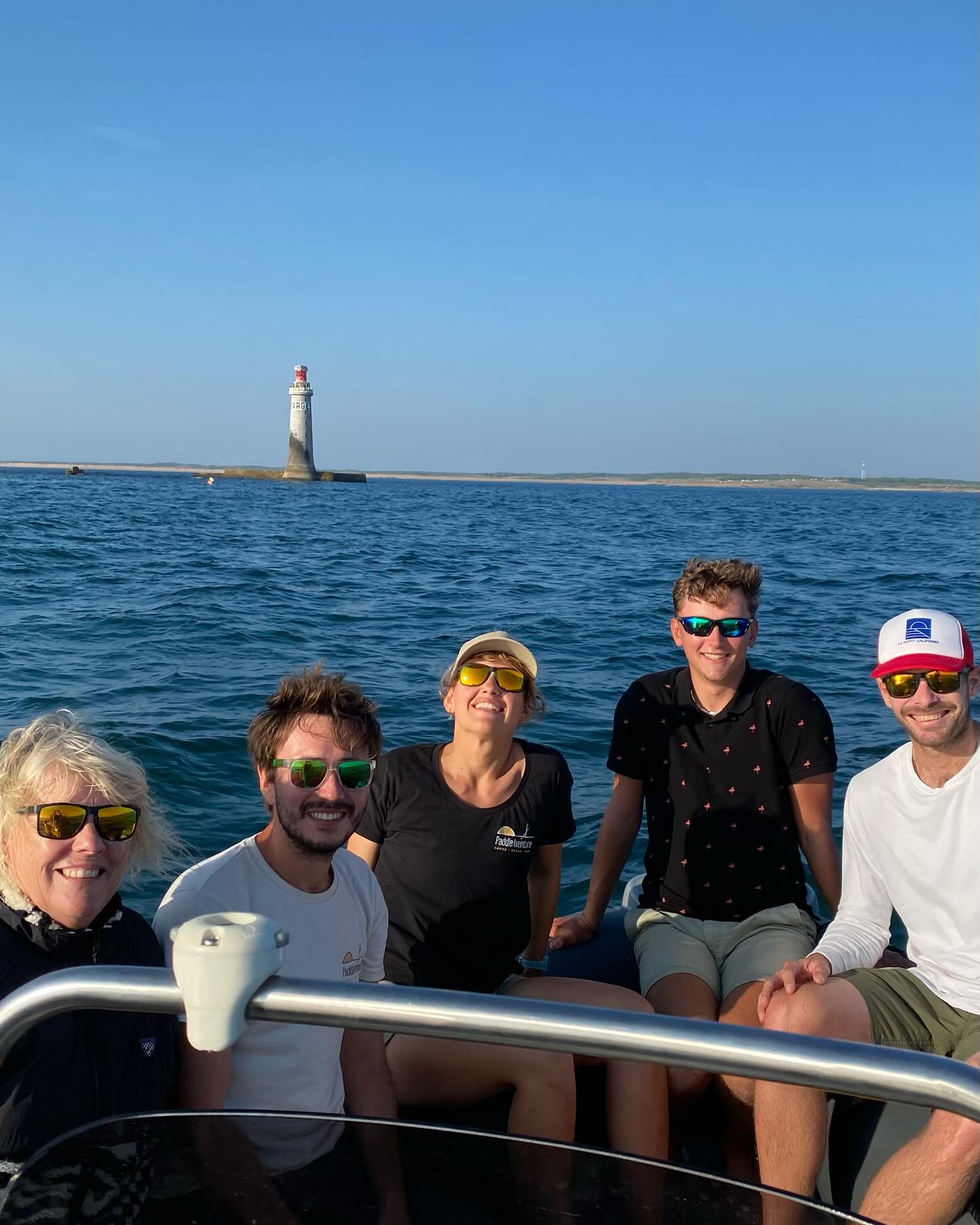C’est grâce à cette dream team que nous avons encore passé une magnifique saison 💥 !
Pour les remercier, le programme était chargé : percer le secret de la reine au @escape_chateaudetalmont, faire un tour en mer aux Sables d’Olonne avec @greg_loc_ (merci 🙏🏼), et finir à @l_etiquette_les_sables pour fêter le départ de notre moniteur @theo.houdy, qui a fait sa dernière saison avec nous !
Encore un bel été qui se termine. Nous restons ouverts au public tout le mois de septembre et accueillons les groupes et les scolaires en semaine 😎!
#saison #team2024 #veillon #dreamteam #kayak #paddle #sunset #theendofsummer